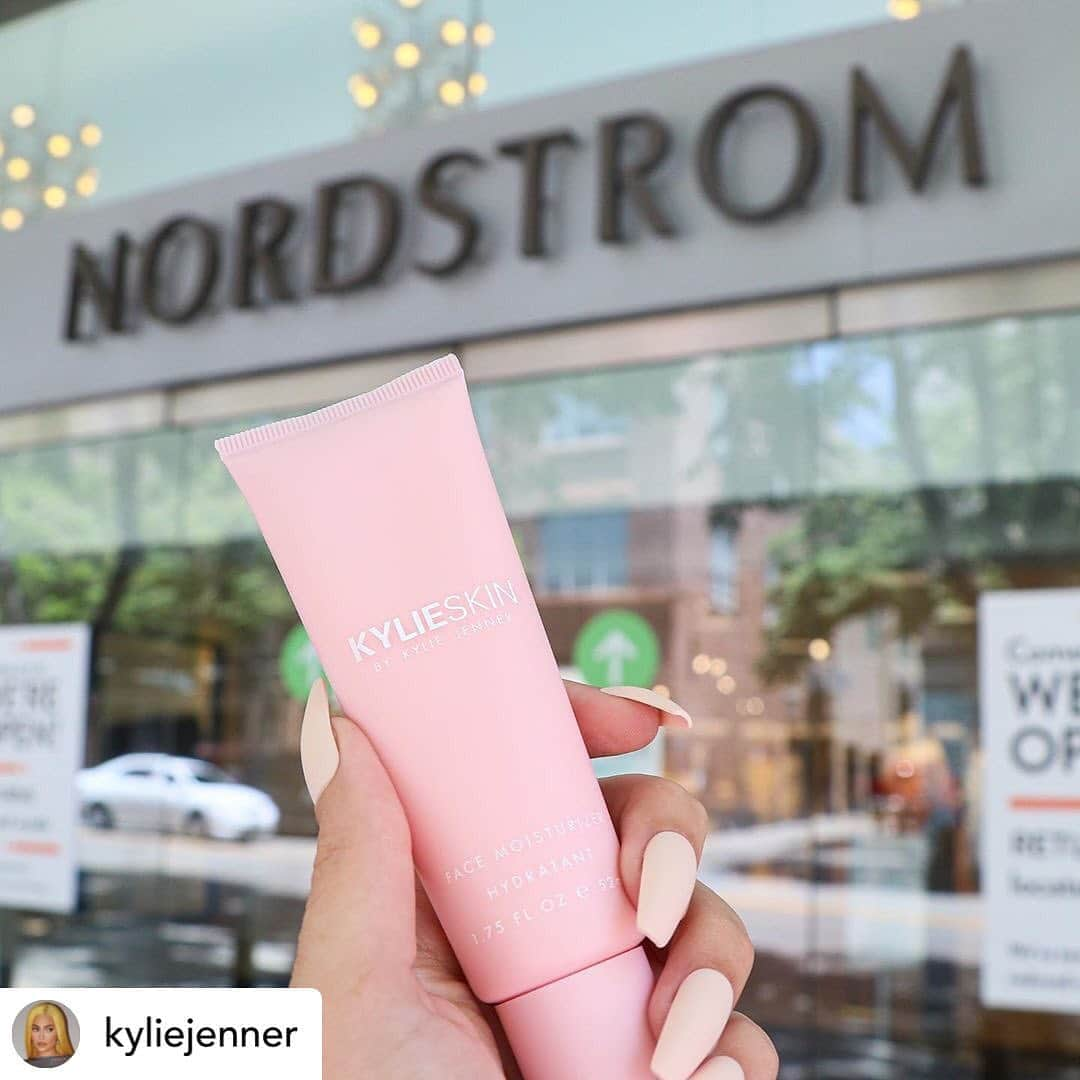 クリス・ジェンナーさんのインスタグラム写真 - (クリス・ジェンナーInstagram)「So exciting!! @kylieskin is available at Nordstrom.com and launching in stores Sept 16! So proud of you @kyliejenner!! #Nordstrom @nordstrom @kylieskin #Repost @kyliejenner ... I’m so excited that @kylieskin is now available at Nordstrom.com and coming to all @Nordstrom stores on September 16!💕 #KylieXNordstrom」8月18日 0時05分 - krisjenner