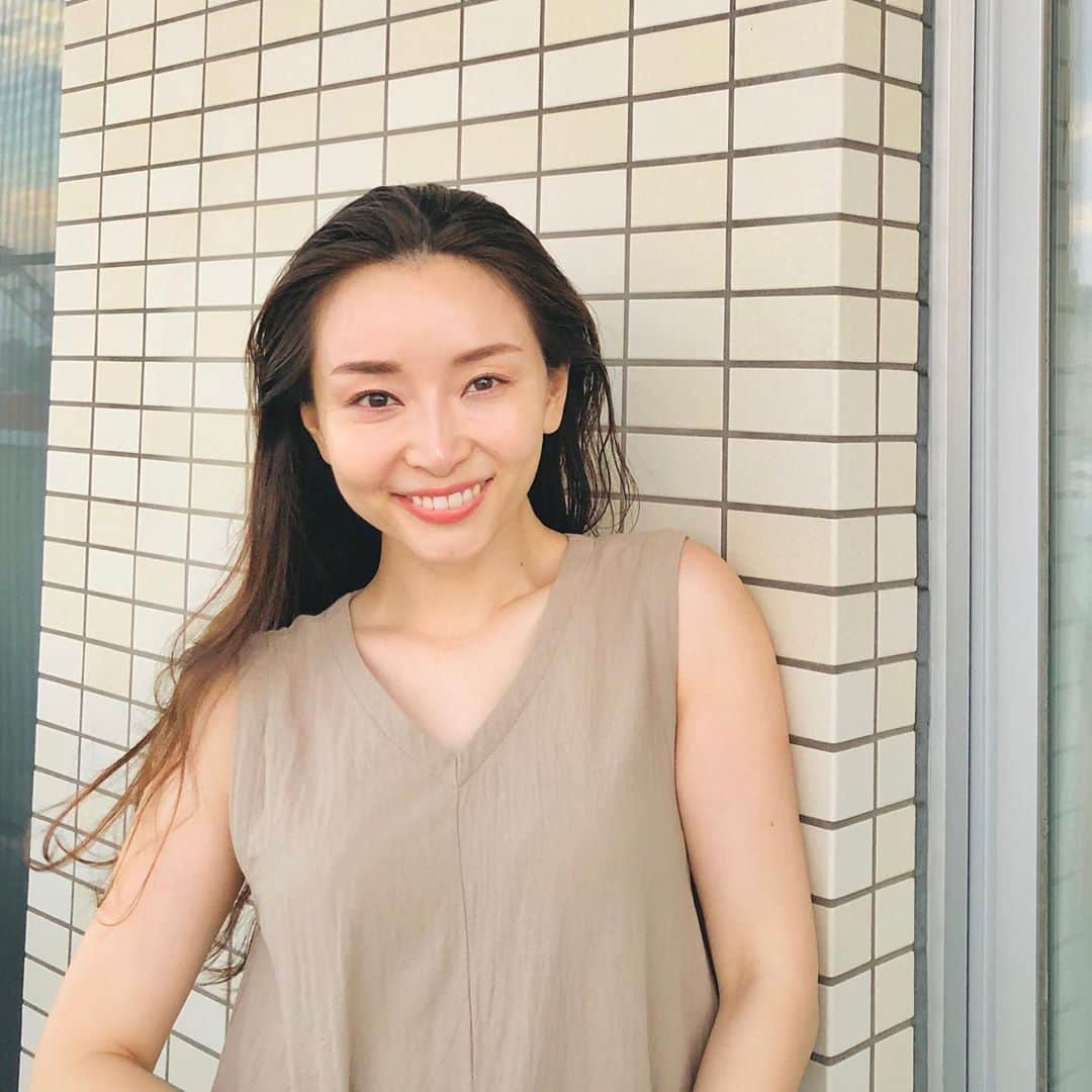 のインスタグラム：「2020年8月17日。ふとしたキッカケで何気なく始めてみたデジタルデトックス期間（SNSを意図的に触らない期間）を作って自分と向き合う事に集中できたお陰で、自分でも驚くほど本当に良い心持ちで誕生日を迎えることが出来ました。 この話はまた改めてお伝えしたいと思いますが、自分自身が誰にも変えられない大切な存在だと心から思っています。そして私と出会ってくれた全ての人・物・事に、いつも支えてくれている皆さんに、感謝が溢れて止まりません。 そして何よりもこんなに暑い夏の日に私を産んでくれたお母さん本当にありがとう😌 私に生まれて来ることができて本当に良かった🌈✨」