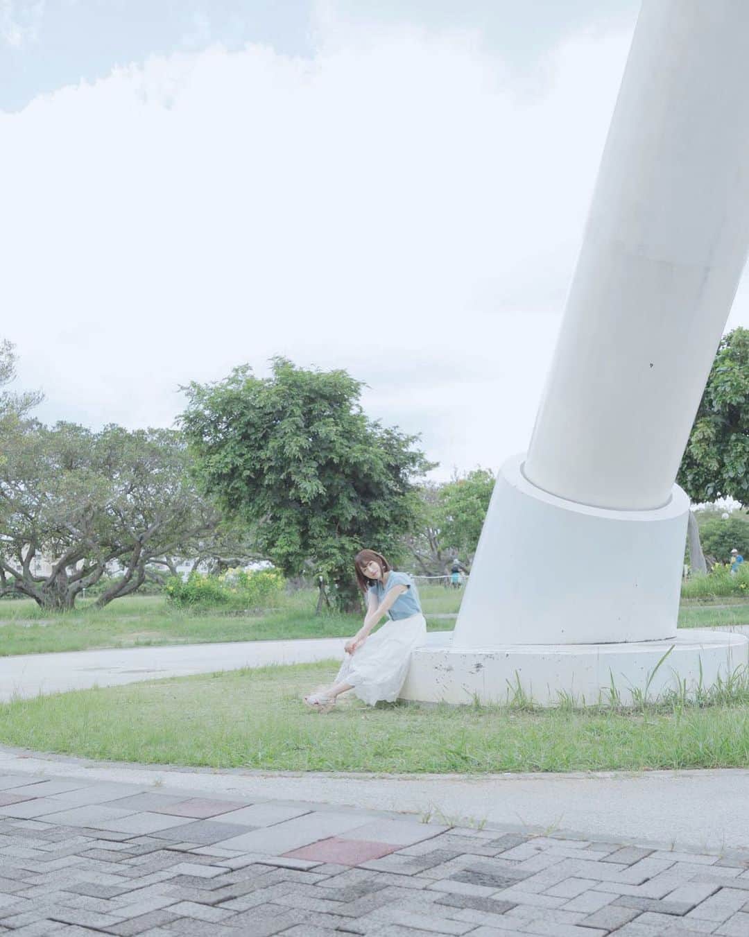 小桃音まいのインスタグラム：「🏛. . . きょうもきょうとて. リハのときに録った音源を聴いては. おうちで大熱唱してます♩笑. .  なんで歌うのってこんなに楽しいのか不思議. . この建物？柱？も不思議〜. . . お誕生日まで7日🎂.」