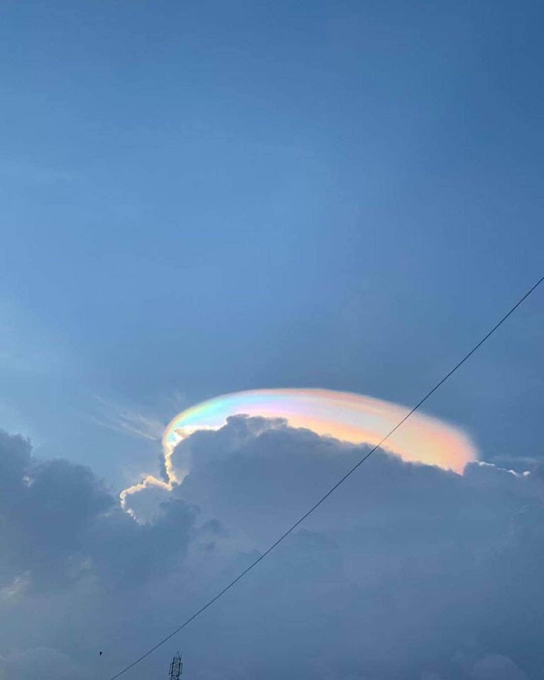 Discover Earthさんのインスタグラム写真 - (Discover EarthInstagram)「"Ultra rare rainbow cloud 🧬 🌈 Rainbow clouds, or Iridescent clouds, form because of diffraction. Diffraction happens when small water droplets or ice crystals scatter the sun's light causing the spectrum of colors we know as rainbows." Photo by: u/Readingislove on Reddit Via @earthfocus  #rainbow #Sky #diffraction」8月18日 0時20分 - discoverearth