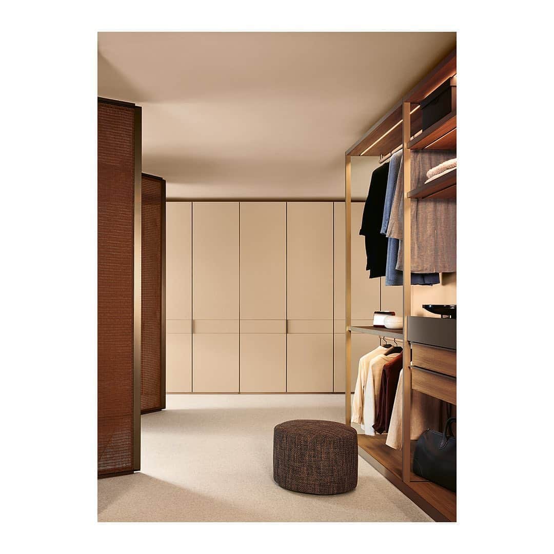 Poliform|Varennaさんのインスタグラム写真 - (Poliform|VarennaInstagram)「An enveloping atmosphere defined by harmonious designs and sophisticated finishings. Discover Poliform Senzafine storage system for the most intimate area of the home.    #poliform #madeinitaly #nightarea #interiordesign #luxuryliving #italiandesign #senzafinecloset #walkincloset」8月18日 0時21分 - poliform_official