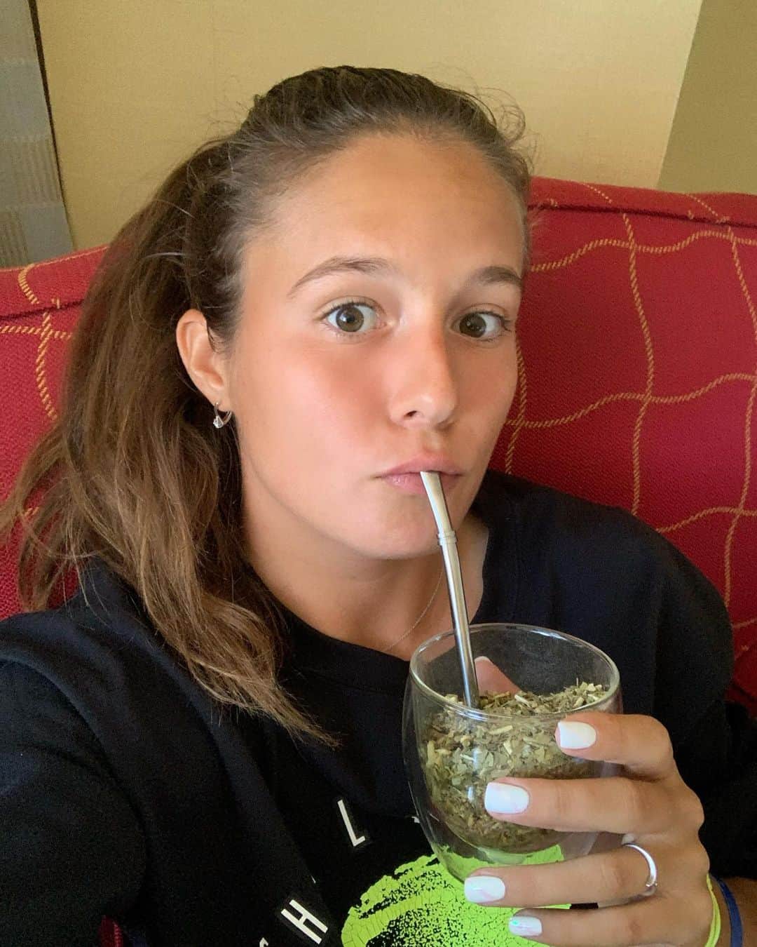 ダリア・カサトキナのインスタグラム：「Mate helps a lot to stay in the room cause you can drink it non stop all day long. Also improving your endurance (they say)😂🧉 #DD #NY #mate #вкутна #akaMessi」