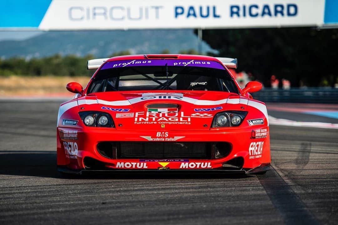 サザビーズさんのインスタグラム写真 - (サザビーズInstagram)「Say hello 👋 to the most valuable car 🏎 ever sold in a dedicated online only collector car auction. The race-winning 🏁 2001 Ferrari 550 GT1 Prodrive set a new world auction record when it sold for $4.3 million in @rmsothebys 𝐎𝐧𝐥𝐢𝐧𝐞 𝐎𝐧𝐥𝐲: 𝐒𝐇𝐈𝐅𝐓/𝐌𝐎𝐍𝐓𝐄𝐑𝐄𝐘 auction this weekend.   The 550 GT1 Prodrive, serial number CRD 002/2001, is the second of ten Ferrari 550 GT1 examples built by Prodrive and is arguably the most illustrious of them all. In a competitive career spanning more than four years, it competed in 49 races, taking 15 pole positions, 14 outright race wins including The 24 Hours of Spa in 2004 and finishing on the podium some 29 times. #rmsothebys #rmonlineonly #rmmonterey #ferrari #ferrarifever #everycarastory #carsofinstagram」8月18日 0時28分 - sothebys