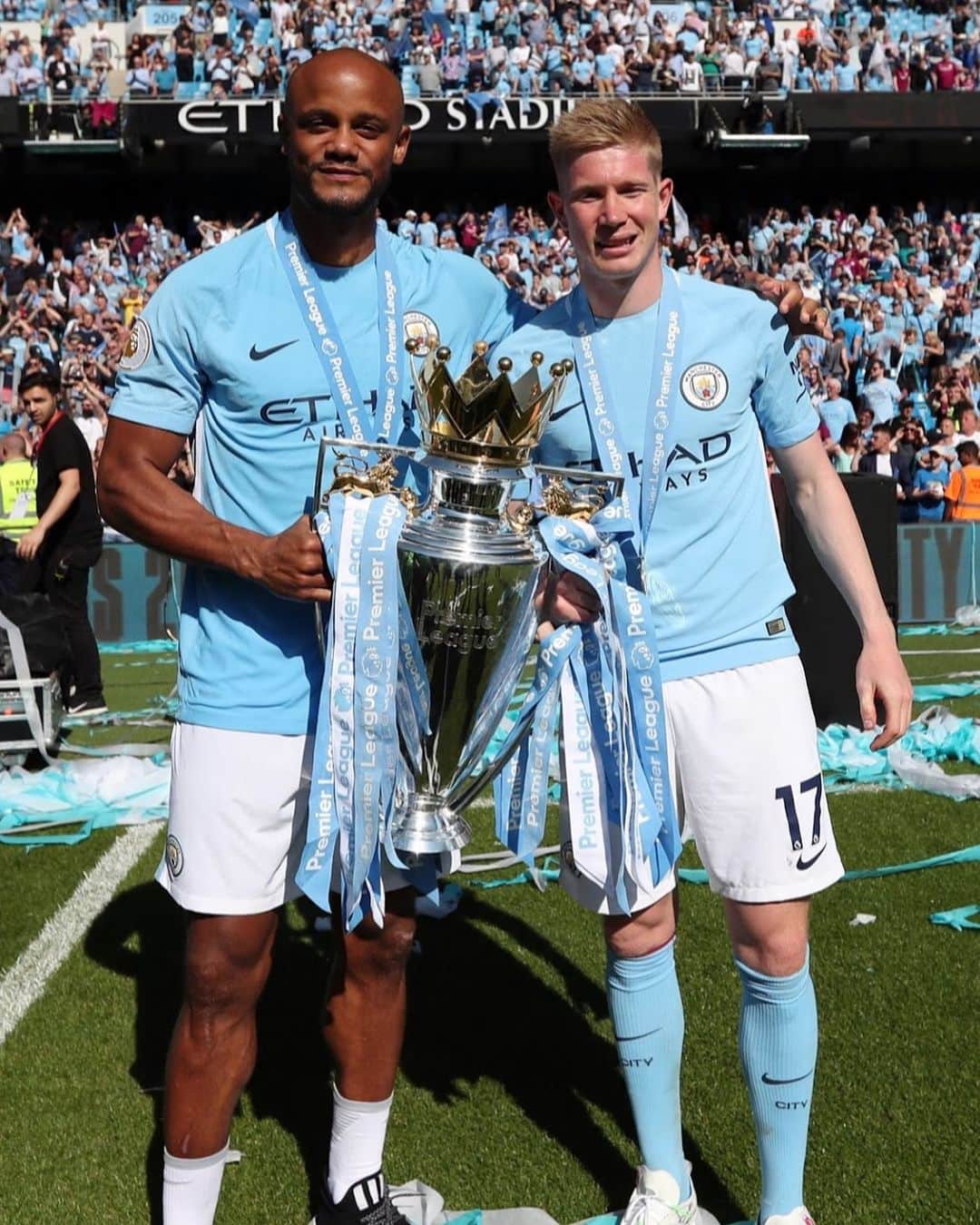 ケヴィン・デ・ブライネのインスタグラム：「Wishing this man a happy retirement from football. This man opened a lot for Belgian players abroad. Great man to be around @vincentkompany」