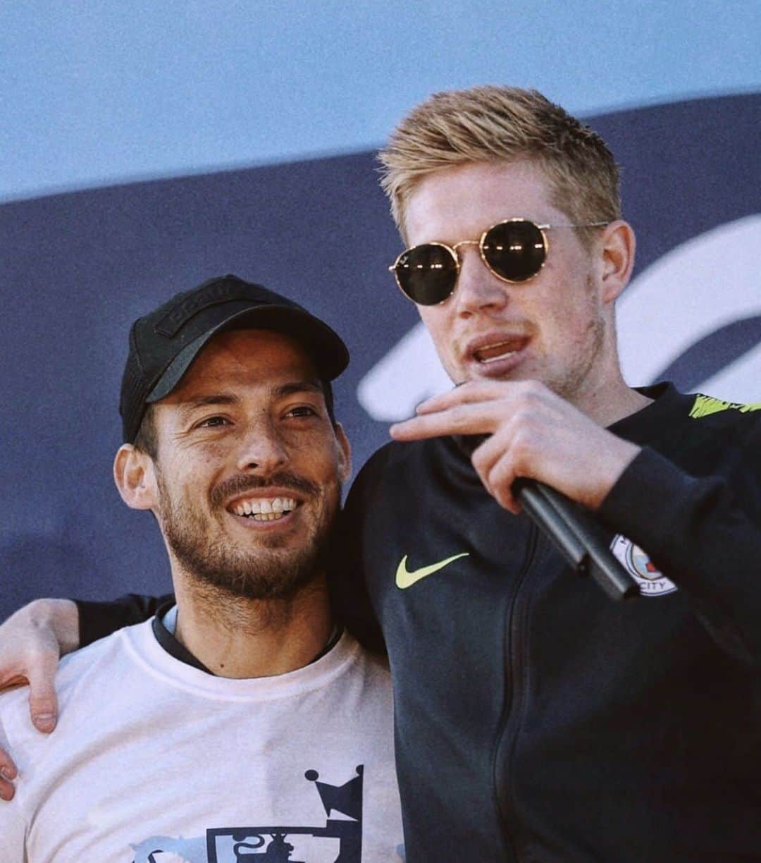 ケヴィン・デ・ブライネのインスタグラム：「Sad to see this man leave the club after an incredible 10 years. It was an honour to play with and wish you all the best in the future my friend @david21lva」