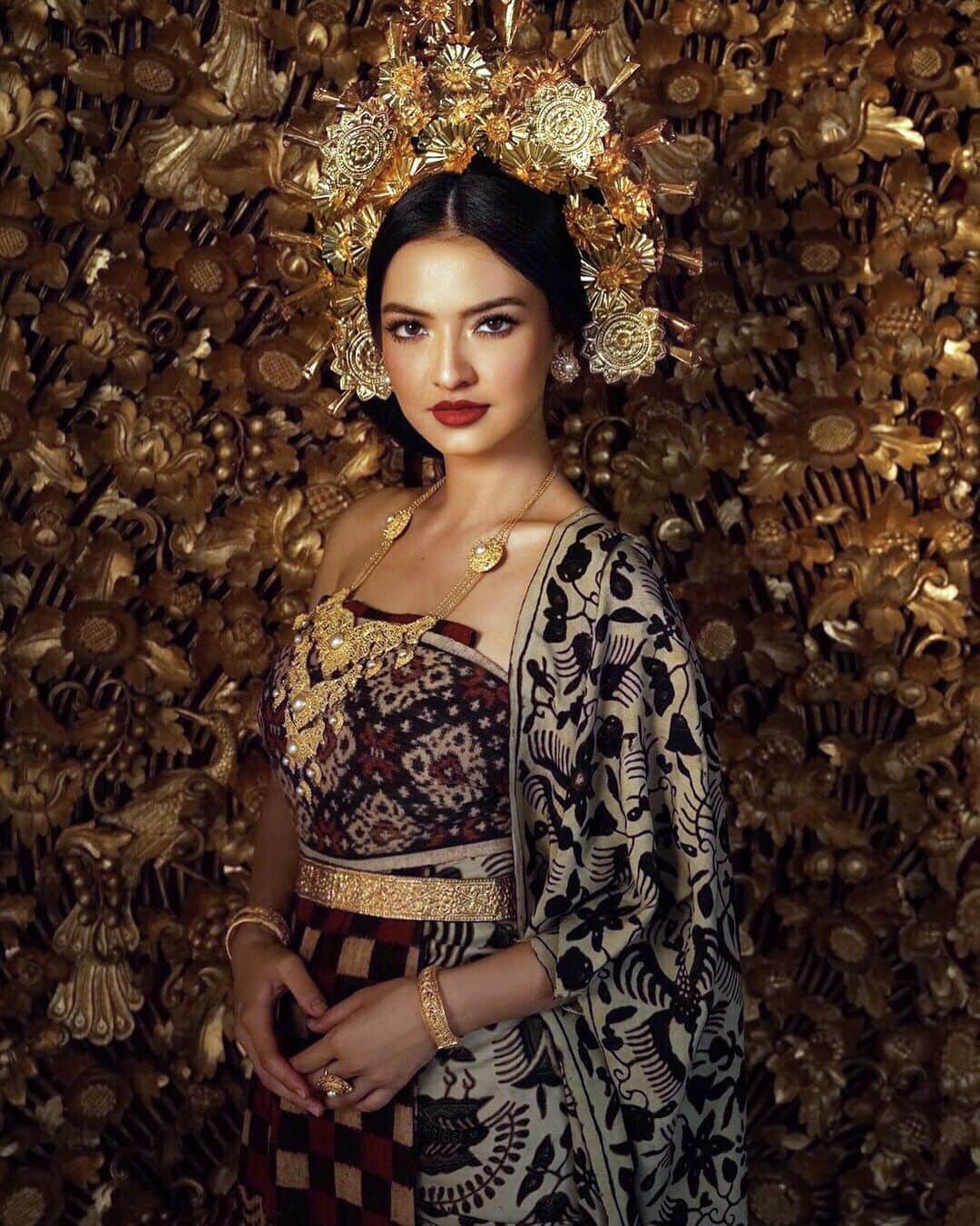 ラライン・シャーのインスタグラム：「Selamat Merayakan HUT ke 75 Republik Indonesia 🇮🇩 Bhinekka Tunggal Ika 🙏🏻 Jewellery 💍 @aryunabali  📸 @fabiolorenzo  💄@andreblake_ Traditional outfit @cahyadewibali」