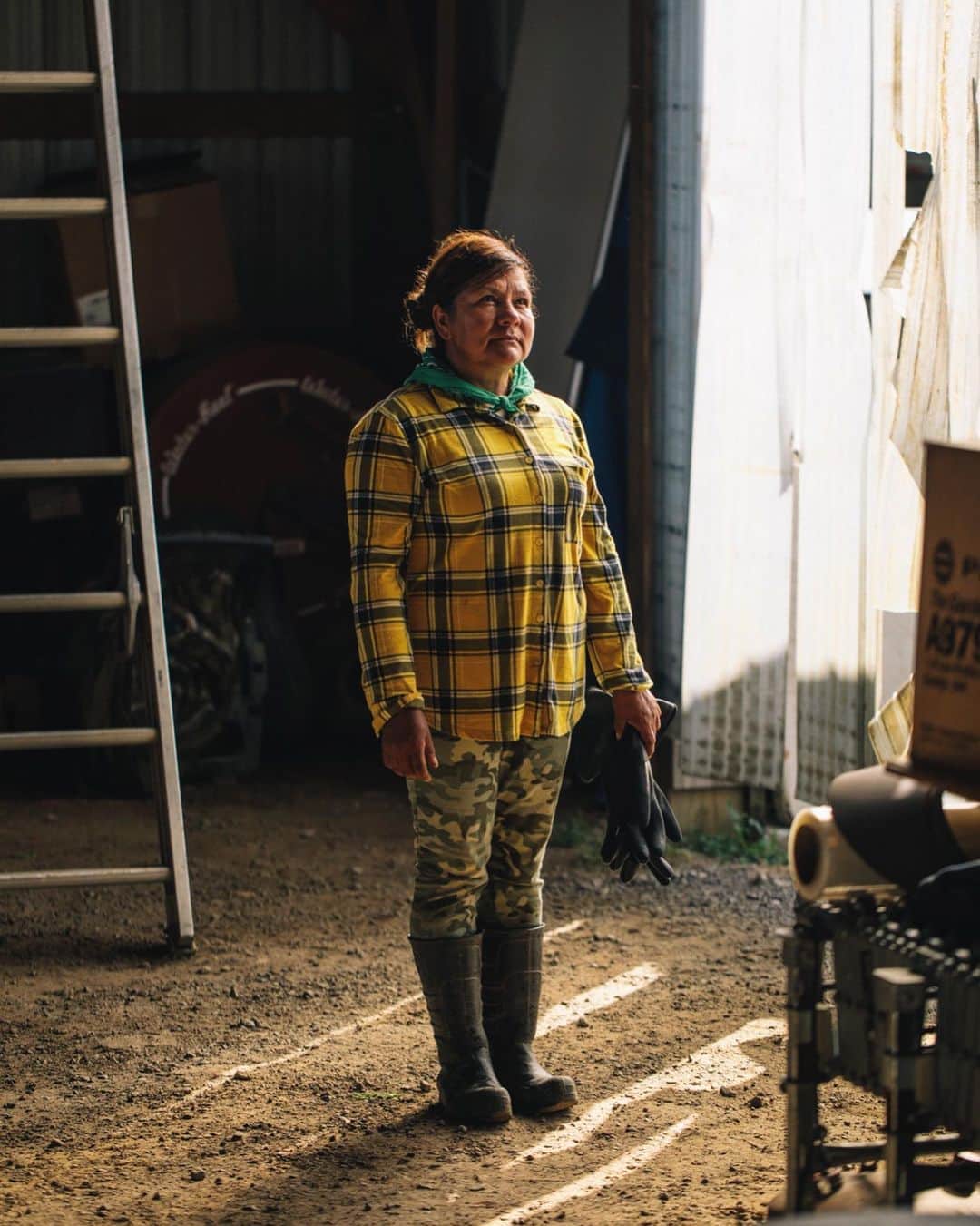 National Geographic Creativeさんのインスタグラム写真 - (National Geographic CreativeInstagram)「Photo by @joshuacogan |Veronica Ochoa Flores is the matriarch of the Flores family, leading and organizing all harvest and market operations for the family farm. Timing both ripeness and shelf stability requires a understanding of the plants needs and the consumers desires. With these markets often hours away these logistics are no small task for small farms. If leaves wilt  or  vegetables soften, it will mean the hours of labor to get the plant ready from seed will have gone to waste. For more images on our relationship to land, environment and food systems follow me @joshuacogan」8月18日 1時07分 - natgeointhefield