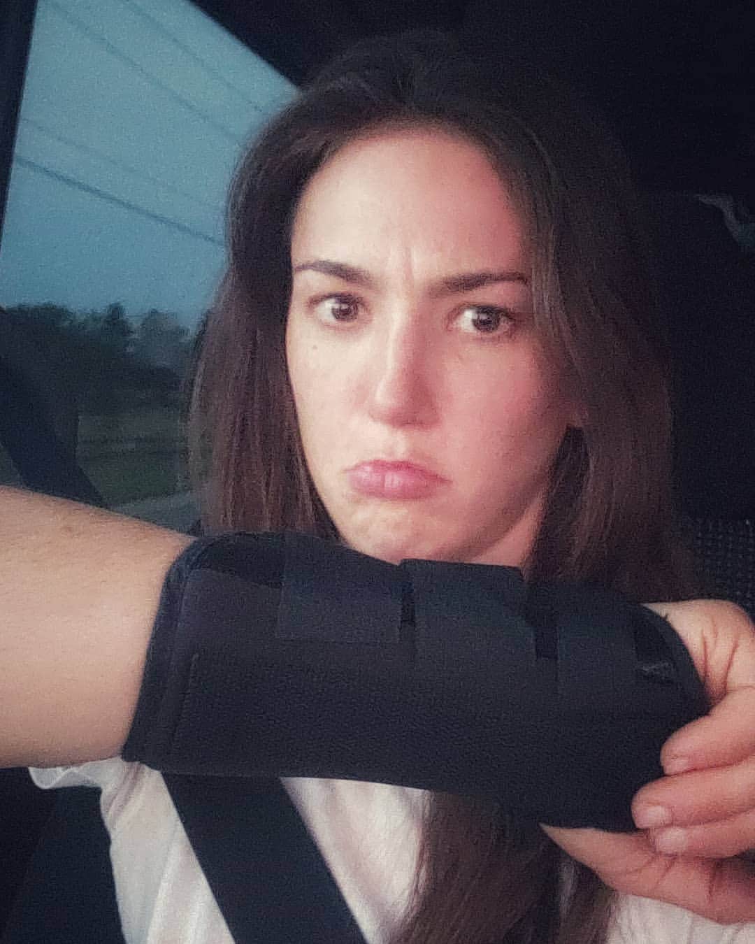 ペイジー・クラッセンのインスタグラム：「Oops. Not exactly how prep for the fall season was supposed to go, but I can work with it. A little wrist sprain from whipping on an arete should heal up in a few weeks. Luckily I'm excellent at filling my time with rest day activities - I can now cook in .25x my original speed, have a little video editing to attend to, I'm only part way through a growing stack of anti racism and Black authored books (currently on I Know Why the Caged Bird Sings by Maya Angelou and Between the World and Me by Ta-Nehisi Coates), and my pet cactuses told me they were lonely and wanted to hang out. I often find I climb my best after a few weeks off, so I'm banking on that to keep the psyche high.」