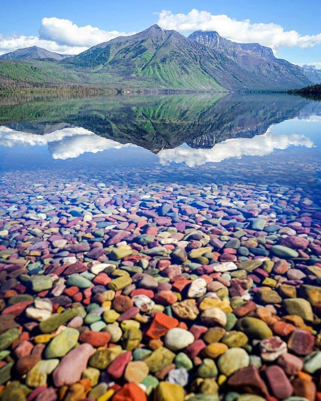 Visit The USAさんのインスタグラム写真 - (Visit The USAInstagram)「"I saved Glacier National Park for the very end of my trip, because it’s my favorite park. I’ve been there twice before, but somehow missed the colorful stones of Lake McDonald in good lighting." Would you pause to admire the colored pebbles of Lake McDonald? 🌈 📸 : @lukekellytravels #VisitTheUSA #TogetherInTravel」8月18日 1時00分 - visittheusa