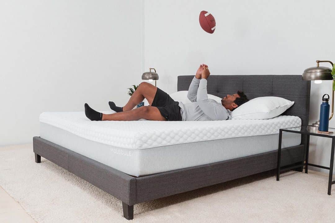 ラッセル・ウィルソンのインスタグラム：「My secret to better performance is sleeping on my MOLECULE mattress... and I’m giving 3 of them away to 3 lucky fans! Follow @moleculesleep for the rules to enter. You got 1 week. 🛏💤 #TeamMOLECULE」