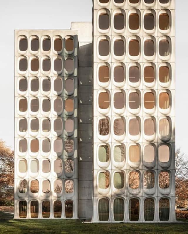 グラフ&ランツのインスタグラム：「Ogling at cool office buildings like this incredible one built in the 1970's - while we work from our own bedrooms, kitchens, and living rooms 🤞 Building designed by Constantin Brodzki, photograph taken by Jeroen Verrecht」