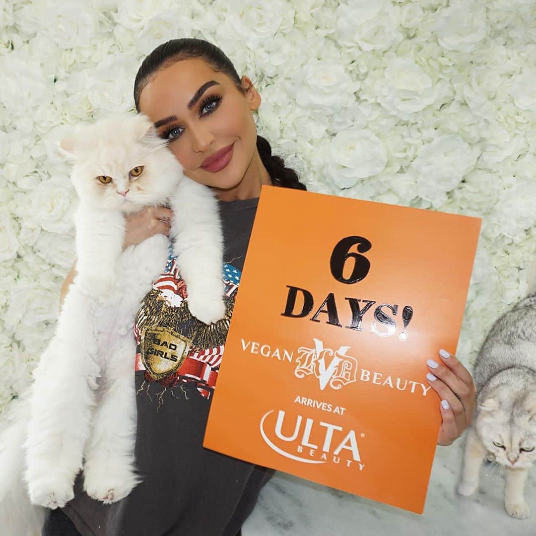 Carli Bybelさんのインスタグラム写真 - (Carli BybelInstagram)「Only 6 days until @kvdveganbeauty launches at @ultabeauty on 8/23!!! 🤩 What are you adding to your cart?! The tattoo liner and everlasting liquid lipstick in Lolita are my favs!! #UBxKVDVB #ad」8月18日 1時03分 - carlibel