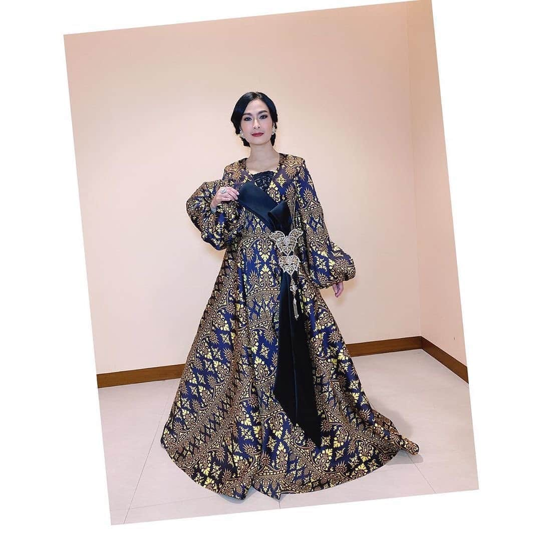 Ivan Gunawanさんのインスタグラム写真 - (Ivan GunawanInstagram)「Posted @withregram • @isdadahlia Dress @ivan_gunawan  Hairdo @reyzacarlos  For KDI 2020 @officialmnctv  #singer#judges#talentsearchshowcase」8月18日 1時04分 - ivan_gunawan