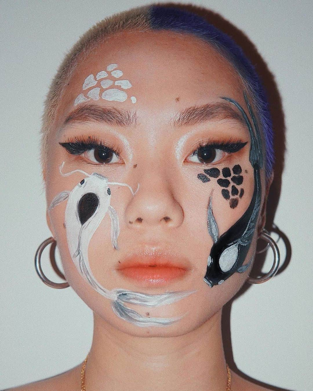 Instagramさんのインスタグラム写真 - (InstagramInstagram)「“I think painting is possible on almost every surface,” says Kicki Yang Zhang (@kickiyangz). “The beauty with doing it on your face is that you can go out and show it to other people.”⁣ ⁣ The German-born, Berlin-based artist, beauty influencer and model started experimenting with makeup as a third-culture (emo) kid — Kicki’s parents are from China. Her hand-painted looks developed into an expressive art form that includes nature themes, delicate line work and bold abstract designs.⁣ ⁣ “I can show who I am with my art. That’s why I love to incorporate Chinese culture,” says Kicki, whose makeup art blends western elements with her Asian heritage, including contemporary anime elements and classic motifs found in traditional guóhuà paintings her family has hanging at home.⁣ ⁣ “Both cranes and the yin and yang koi fish stand for harmony, and that’s something I really wish for in this world,” says Kicki.⁣ ⁣ #ThisWeekOnInstagram⁣ ⁣ Photos by @kickiyangz」8月18日 1時09分 - instagram