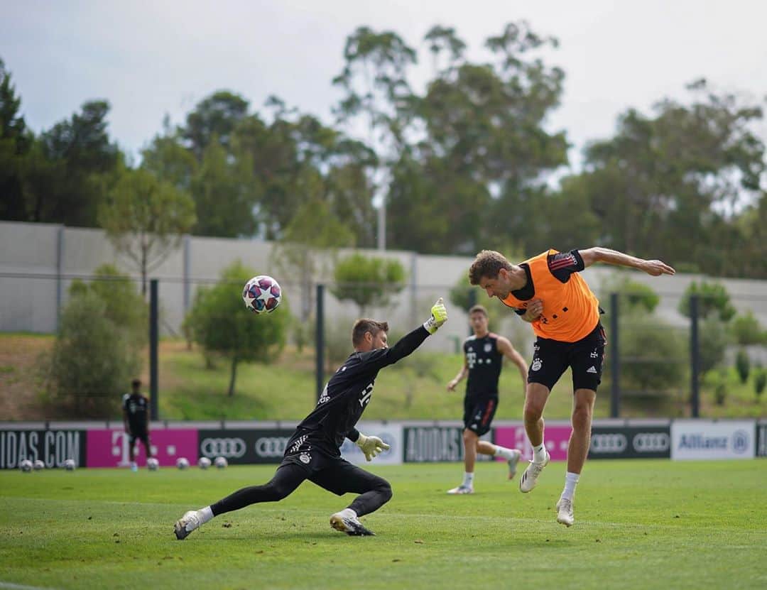 トーマス・ミュラーのインスタグラム：「goal or no goal? we have to ask VAR 😜or @svenulreichoffiziell  #matchday-2 #preparation #weneedtobeready #spirit #believe #confidence #respect #fun #aufgehtsihrroten🔴⚽️ #machdenhalslang 🥕」