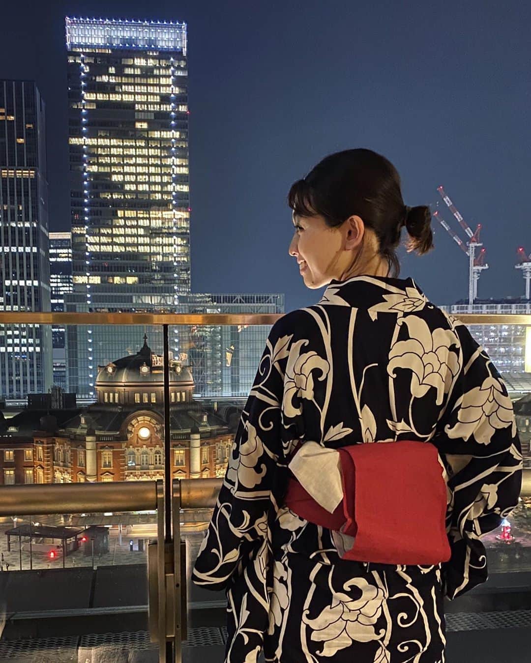 木野園子のインスタグラム：「今年の夏は浴衣を着る機会がなかなかないですね。なので何でもない日にも着てみました❤️一昨年に何とか着れるようになったのに去年携帯を落とすというトラブルとともに上手く着れなくて、、今年はリベンジと思って大好きなみきさん @tsujikawamikiにお願いして教えていただきながら一緒に着ました✨久しぶりのレッスン嬉しかったー‼️楽しかったー💠ありがとうございました👼  #2020 #浴衣 #ゆかた #みんなで美しいキモノ #美しいキモノ #ゆかたコーディネート #yukatafashion #yukatahair #yukatamakeup #fashion #hiar #make #summer」