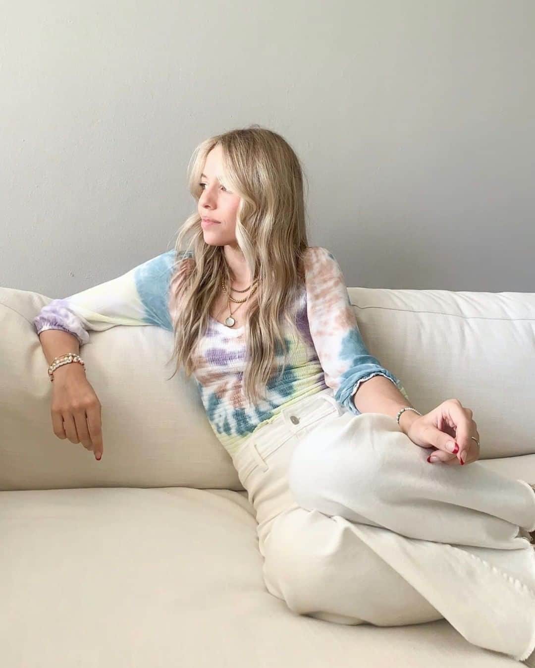 チェイサーのインスタグラム：「May your clothes be cute, your coffee be strong, and your Monday be short!❤️☕️ @4ofsomething #chaserbrand #tiedye #cuteblouse #summerstyle #mondaymood」
