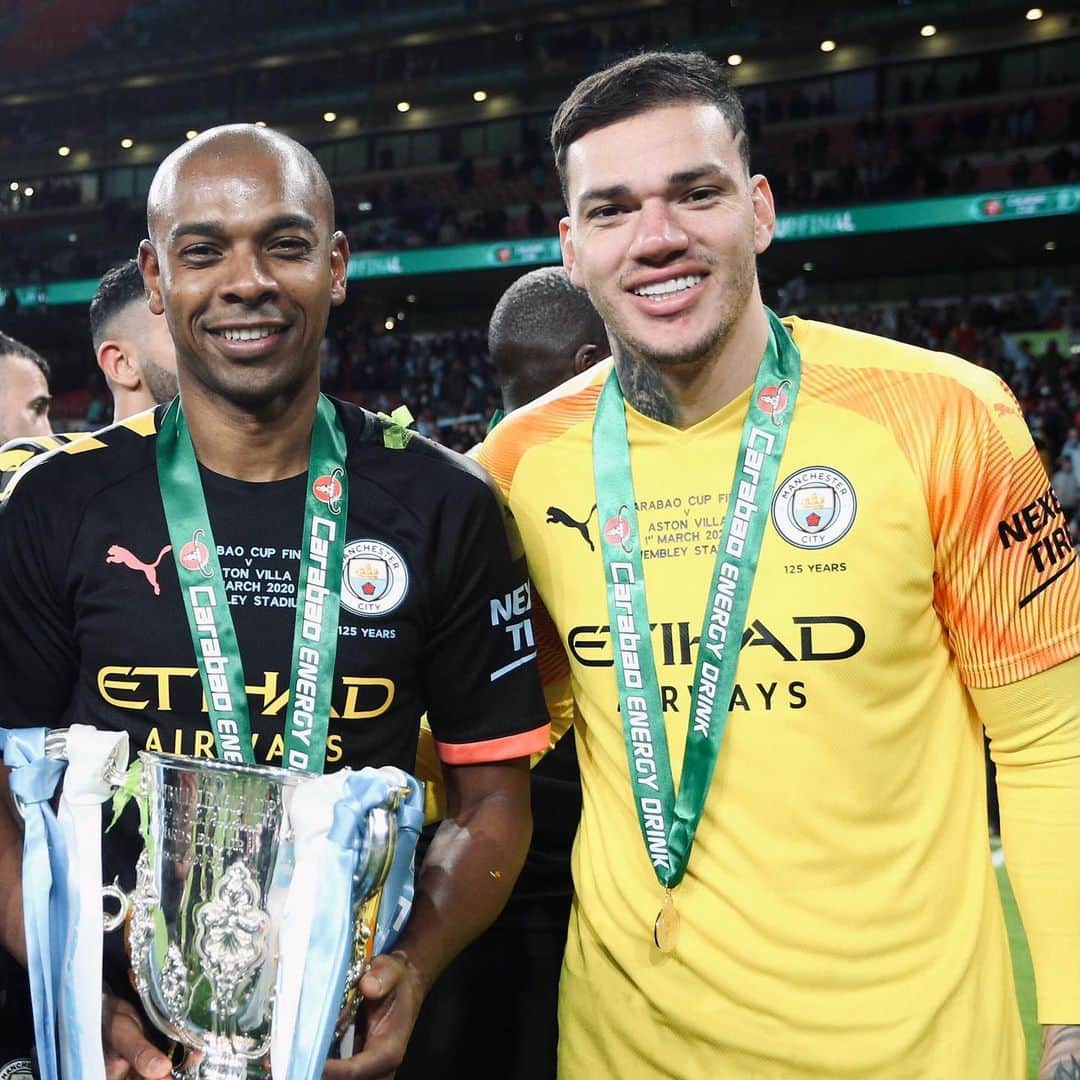 フェルナンジーニョのインスタグラム：「Feliz aniversário, @ederson93 👏🏾👏🏾👏🏾 É um prazer conviver diariamente com você, um grande amigo e profissional acima da média. Que Deus te ilumine sempre.」
