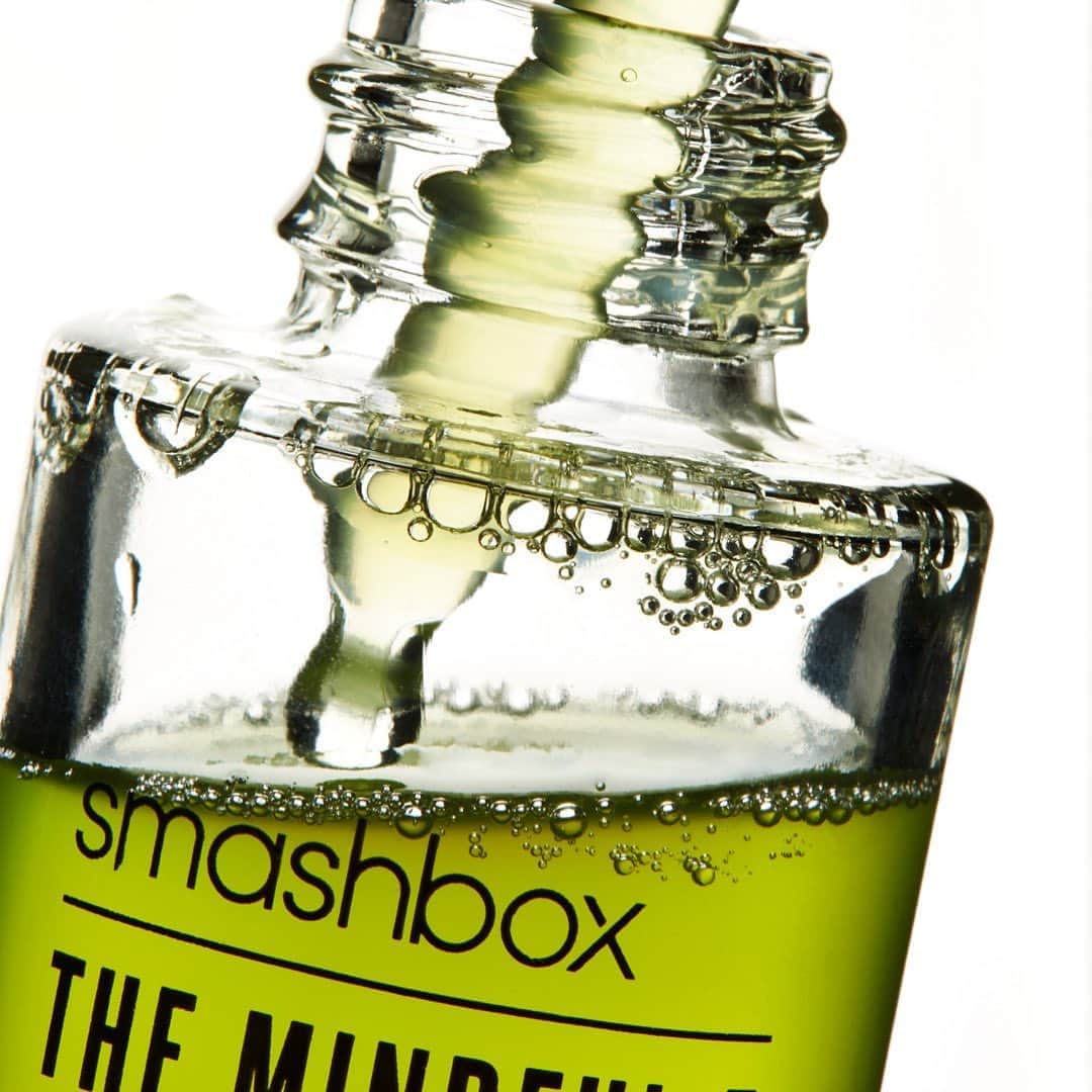 Smashboxのインスタグラム：「The dose of self care you actually need 😉 ⁣ ⠀⠀⠀⠀⠀⠀⠀⠀⠀⁣ Balance your skin's microbiome with cannabis sativa hemp seed oil, green tea & more with the Smashbox Mindful 5 Nourishing Primer Serum @sephora 🧚🏼‍♀️」