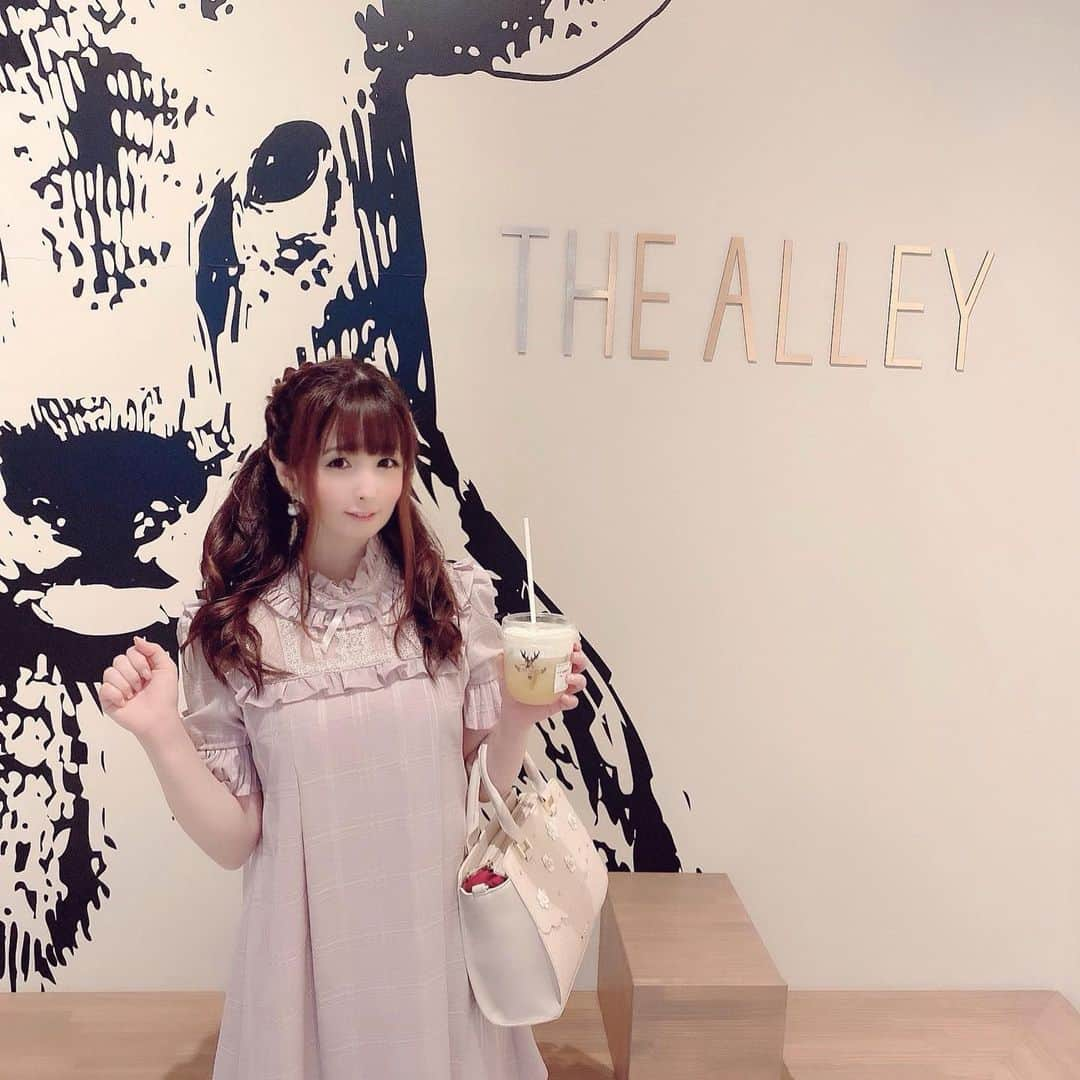 伊藤芽衣さんのインスタグラム写真 - (伊藤芽衣Instagram)「原宿の駅前にできた﻿ THE ALLEY（ジアレイ）さん♡﻿ ﻿ カワスタ期間中に﻿ お邪魔しました…！﻿ ﻿ チーズクリーム白桃烏龍﻿ たのんだら﻿ とてもおいしかったです♡﻿ ﻿ 原宿店先行発売の﻿ お粥も一緒にいただいたのだけど﻿ こちらもおいしかったなぁ♡﻿ ﻿ 急いでいたのと﻿ ちょうど混雑してきたので﻿ お粥のお写真はないのですが＊﻿ ﻿ 原宿でのお仕事のときは﻿ また行きたいです…！﻿ ﻿ #ジアレイ　#thealley﻿ #原宿カフェ　#チーズクリームティー﻿ #ガーリーコーデ　#ヘアアレンジ﻿ #ツインテール」8月3日 18時10分 - itoumei