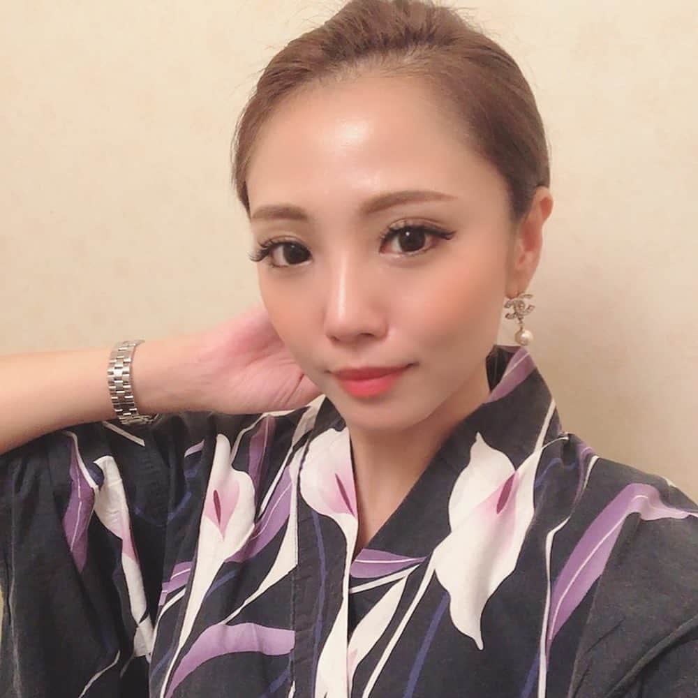 植松真弓のインスタグラム：「鼻の整形から2週間！ 2枚目にBeforeAfter載せてます。﻿ ﻿ #東京中央美容外科銀座院﻿ @tcbginza﻿ にて鼻先の修正をして18日﻿ 完全にダウンタイムも終わり﻿ 中の傷も完治しましたー！﻿ 　﻿ ﻿ 仕上がりは本当に満足！！﻿ ずーっと悩み続けた鼻先の﻿ 丸さや低さ自分にしかわからない﻿ かもだけどあのまま一生悩み﻿ 続けてなくてよかった！！﻿ ﻿ ﻿ 人生は一度しかないから﻿ 自分が満足できる自信を持てる﻿ そんな風に生きた方が良いと﻿ 思うんですよね！　﻿ ﻿ 　﻿ 院長の永峯先生はお鼻の整形﻿ 症例数がトップクラスに多くて﻿ やるなら永峯先生！と思いました﻿ @tcb_nagamine﻿ 　﻿ ﻿ 女性ならではの感性と﻿ こだわりポイントとかわかってくれて﻿ 仕上げてくださり先生にお願いして﻿ 本当に良かったですー💞﻿ 　﻿ ﻿ 今回私がしたのは﻿ #TCB式鼻先尖鋭術と#鼻尖形成という﻿ 二種類のをまとめてでした。﻿ 　﻿ ﻿ 私は鼻の根本は割と高いので﻿ 鼻先だけ高くしたかったので﻿ この方法がベストでした！﻿ 　﻿ ﻿ 悩んでる人は一度カウンセリングを﻿ 受けることをおすすめします！﻿ 自分に自信が出ると人生が﻿ より楽しくなりますね💞﻿ 　﻿ ﻿ 悩んでるより一歩踏み出して﻿ みることって大事ですね✨﻿ 先生のアカウントのHPから﻿ カウンセリング予約してみてね！﻿ ﻿ ﻿ ﻿ ﻿ #美容情報#アラフォーコーデ#美容#起業女子#セレクトショップ#ルルエトワール#女性経営者#起業家#インフルエンサー#アンチエイジング#綺麗になりたい#独立#美容整形ならTCB東京中央美容外科﻿#美容 #スキンケア #美容好き #コスメ﻿#縞麗になりたい#鼻整形ならTCB東京﻿中央美容外科#東京中央美容外科#美容外科#銀座#鼻整形#鼻先形成#PR #永峯祥子#美容整形﻿ ﻿ ﻿ https://luluetoile.thebase.in/」