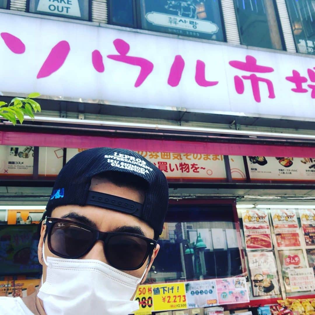 堤太輝さんのインスタグラム写真 - (堤太輝Instagram)「新大久保編 『ソウル市場　서을시장』 ここは韓国の色々な食材やお菓子も売ってるから新大久保に来たら必ずチェックするし買い物するしw  チヂミ、チーズトッポギ、ヤンニョムチキンをテイクアウト🚶‍♂️ んで家帰ってヤンニョムチキンにハニーマスタードをぶっかけて食べちゃったよ😁w  ここで食券を買ってその場で作ってくれるホットクも超美味いのよね〜〜🤤 それはまた次回♡  買い物して家帰ってから「うわっ！あれ買うの忘れてた。。。」というあるあるw 出発前に買う物は携帯にメモしときましょう📱  ていうかいつ韓国行けるん？w このままでは新大久保制覇してしまうぞww  #新大久保 #新大久保グルメ #新大久保韓国料理  #韓国料理  #新大久保ソウル市場 #ソウル市場 #ソウル市場でテイクアウト #ソウル市場のチヂミ　 #ソウル市場のチーズトッポギ #ソウル市場のヤンニョムチキン #新大久保テイクアウト #韓国好きな人と繋がりたい  #韓国料理 #韓国料理好きな人と繋がりたい  #新大久保食べ歩き #韓国に行きたい #新大久保で韓国気分 #韓国へ行きたい」8月3日 18時02分 - 223_taiki