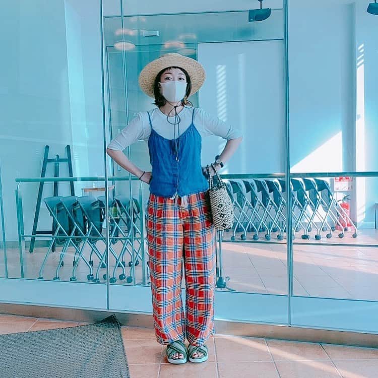 小雪さんのインスタグラム写真 - (小雪Instagram)「8月3日月曜日🍑 暑かったー！ #私服 タグ付け🏷してます！ サンダルは去年東京のどこかで買いました。。🙏 クワタクに畳サンダルと命名されました😇  1枚目は4時間ラジオ喋った〜っていう ポーズです、たぶん😇 2枚目はサラリーマンの人です、きっと😜  #fmfukuoka #digfukuoka  #ラジオ  私は楽ちんな格好で クワタクはスーツ。 一応同じ職場のふたりです🤣  今日もありがとうございました☺️」8月3日 18時04分 - koyuki2
