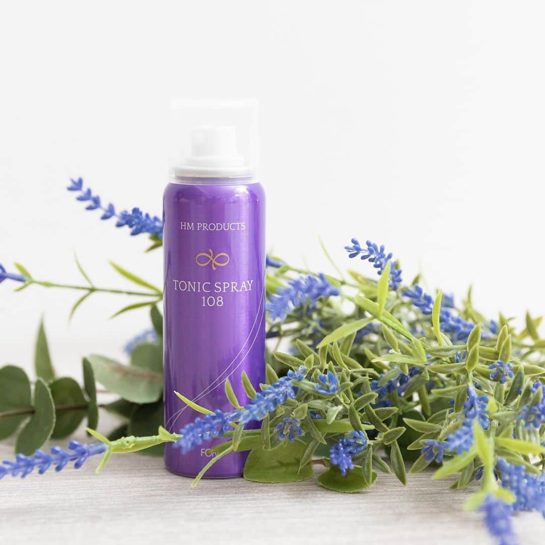 フォードヘア化粧品のインスタグラム：「【トニックスプレー108】はハーブ成分を配合🌿 ・ かゆみ、乾燥、肌荒れなどの肌トラブルにも優しくアプローチし、全身をみずみずしい潤い肌へと導きます。 ・ ・ ・ #フォードヘア化粧品はミアンビューティーへ #mianbeauty #ミアンビューティー #やさしくわたしらしく #三口産業 #トニックスプレー #スプレー #美容室専売品 #サロン専売品 #ヘアスプレー #スカルプ #ヘアケア #ヘアケア用品  #保湿ケア #頭皮ケア #スカルプケア #エイジングケア #美容室 #美髪ケア #美髪 #美活 #おこもり美容 #サロンシャンプー #おうち美容 #透明感  #シンプルケア」