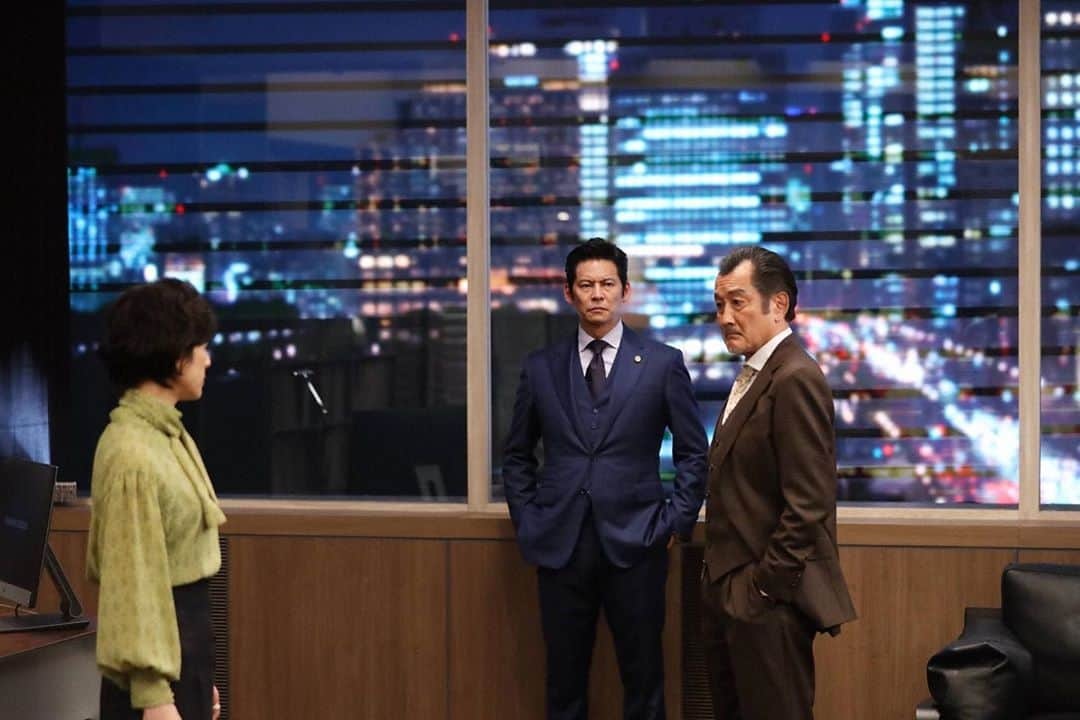 フジテレビ「SUITS/スーツ」さんのインスタグラム写真 - (フジテレビ「SUITS/スーツ」Instagram)「＼✨#SUITS第4話今夜9時放送✨／﻿ ﻿ ﻿ 今日は月曜日🌼…ということで‼️﻿ ✨✨✨#SUITSの日 ✨✨✨﻿ あらすじを読んで今夜の放送に備えましょう😙﻿ ﻿ ﻿ ▼▼▼▼▼第4話あらすじ▼▼▼▼▼﻿ ﻿ 甲斐のもとに突然届く訴状案。﻿ 差出人は、甲斐と因縁深い 富樫文弘(#高嶋政宏 )だった。そして、秘密を抱えたまま交際することができず﻿ 真琴に別れを告げた大輔。﻿ ﻿ 同じ頃"大輔を貸して欲しい"と上杉に指示された蟹江だったが、見栄を張った結果"自分の案件を手伝っている"と嘘をついてしまう。﻿ ﻿ 辻褄を合わせるために甲斐に頼む蟹江。﻿ 真琴との別れから立ち直ってないことを知った甲斐は、「失恋の傷は仕事で癒せ」と蟹江に大輔を差し出し………﻿ ﻿ ・・・大輔と蟹江のバディが誕生⁉️﻿ ﻿ そして甲斐のもとに届いた訴状案とは⁉️﻿ ﻿ –––––––––––––––––––––––––––––––––––﻿ 👔第４話▶︎▶︎▶︎本日よる9時〜✨﻿ ––––––––––––––––––––––––––––––––––––﻿ ﻿ スーツ ‪‪#SUITS #SUITS2 #織田裕二 #中島裕翔 ﻿ #最強バディ #新木優子 #中村アン #小手伸也 ﻿ #鈴木保奈美 #吉田鋼太郎 #シーズン2 #アソシエイト #Bz #オフショット #メイキング #ドラマスーツ ﻿ #毎週月曜夜９時はSUITSの日」8月3日 18時06分 - drama_suits