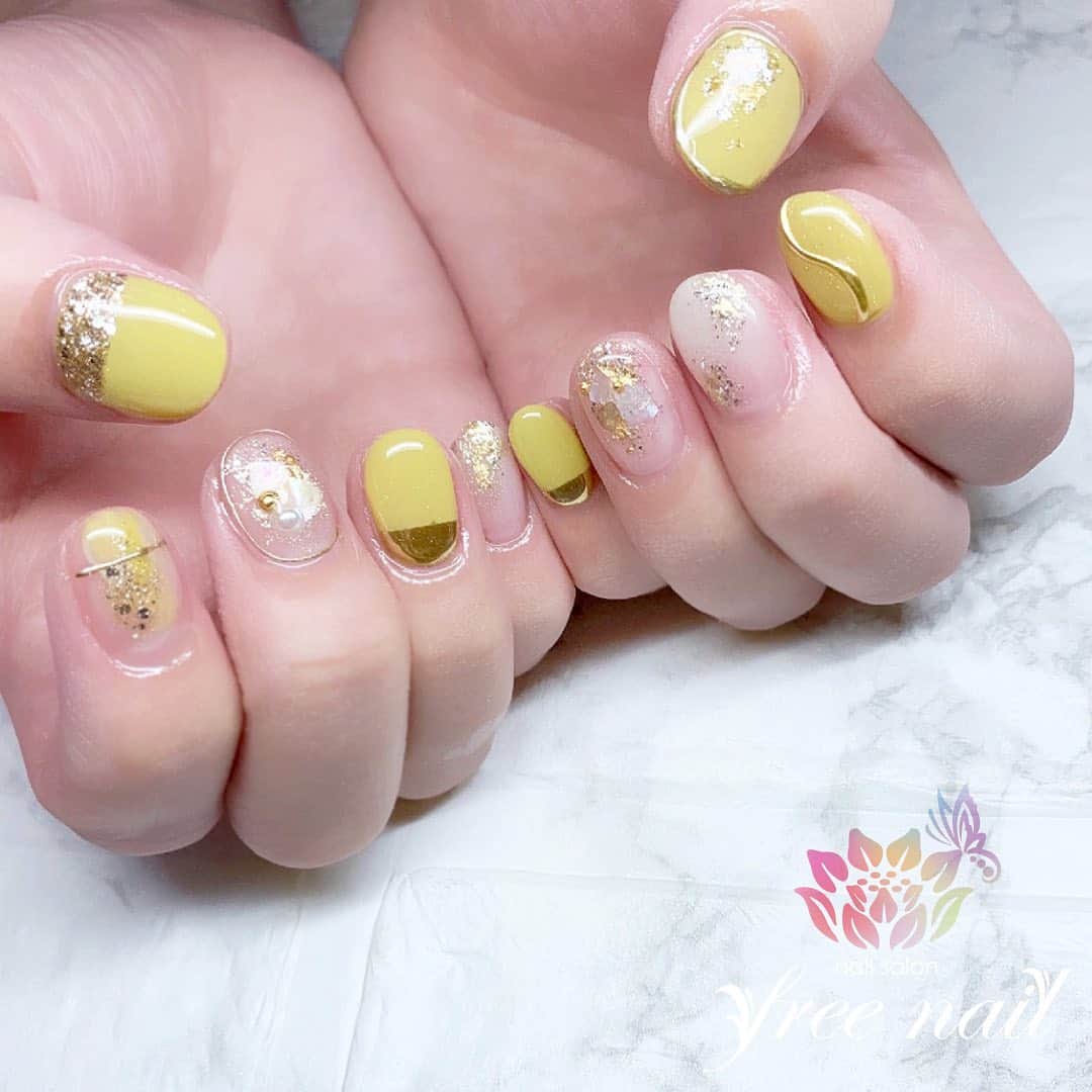 free nail フリーネイルのインスタグラム：「. お客様ネイル💅🏻🍧 . サマーショートネイル🍋✨ . 夏色のおしゃれデザイン🐠✨ . ▶︎▶︎▶︎スワイプして動画も見てね☝︎🎬✨ . ご来店ありがとうございました🙇🏻‍♀️🙇🏻‍♀️🙇🏻‍♀️💗 . #ネイルアート #ジェルネイル #ネイルサロン #大阪ネイルサロン #ネイルデザイン #ネイルチェンジ #ミラーネイル #メタリックネイル #シェルネイル #ニュアンスネイル #イエローネイル #クリアネイル #シンプルネイル #大人ネイル #デザインネイル #トレンドネイル #ショートネイル #夏ネイル #summernails #nailsart #nailsdid #美甲 #日式美甲 #日式美甲胶 #日本美甲师 #日本美甲老师 #美甲上课 #日本胶 #フリーネイル #freenail」
