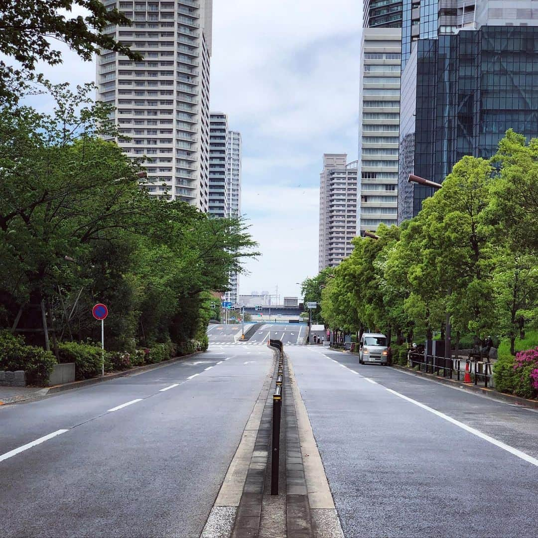 岡田育さんのインスタグラム写真 - (岡田育Instagram)「Stay home, stay healthy, as possible as we can. #tokyonobody #emptytokyostreets #shinagawa #stayhealthy . また専門家の研究報告を読み返していたんだけど、冬から何度か風邪みたいなものひいたし、普通に感染していた可能性もあるんだよなぁ。皆様お健やかにお過ごしください。私は月末に推しのソロコンサートがあるので死ねない。」8月3日 16時50分 - okadaic