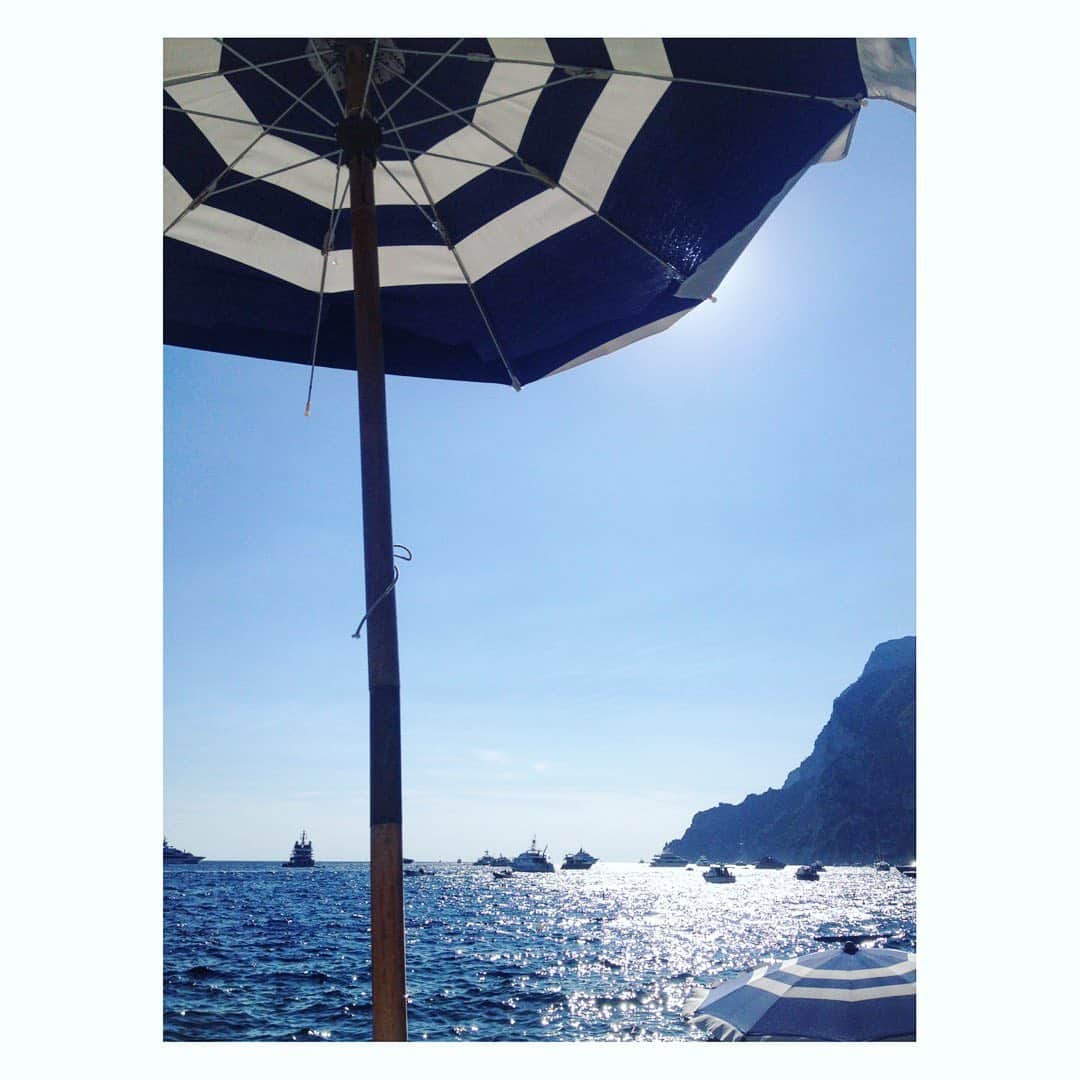 廣瀬規子さんのインスタグラム写真 - (廣瀬規子Instagram)「今までで一番好きな場所は？ と、聞かれたら、、、 色々あるけれど、なかなか行けないからこそ、  『カプリ島』が好きです。と、答えます。 （そう、大好きすぎて、その昔、カプリ島をイメージしたジュエリーまで作らせて頂いたことも。） ・ そんなカプリ島で生まれた香りにパリの　@noseparis で出逢って、、、。 なんだかとても暑いから、気持ちだけでもカプリ島へ行きたくてw 昨日、今日と、纏ってしまった😌 ・ @carthusia_profumi の コラリウム（珊瑚）という香り。 ・ 個人的には、ちょっとパウダリーで、柑橘系と海の香り、そして何よりお日様の香りがして、、、 良いんだよなぁ。。 ・ ソフィア・ローレン主演の映画『ナポリ湾』 カプリ島が舞台で、、、 初めてカプリ島に行く前に観て行ったのだけど、何十年も前の映画の中の景色がそのまんま目の前に広がっていて、感動したっけ。 ・ 次はいつ行けるかなぁ。 いつかまた行きたい。 ・ 香りを纏って眼を閉じて、、、 香りはいつでも、どこへだって連れて行ってくれる。 だから好きなんだぁ😌 ・ ・ #カルトゥージア  #carthusia #pafume  #parfum  #香り #カプリ島 #愛香家  #ナポリ湾 #昔の映画が好き」8月3日 16時44分 - noriko_style