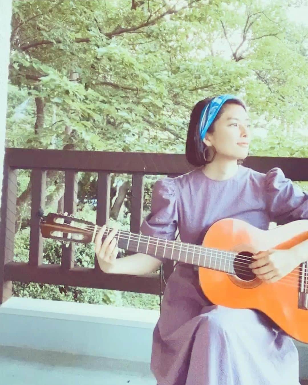 のインスタグラム：「singing Bossa Nova with 🐿🦜🦉🦌  色んな動物の声がたくさん聴こえるテラスで。  都内の家で弾くのとは全然違う気分。  自粛中に始めてよかったことナンバーワン🎼」