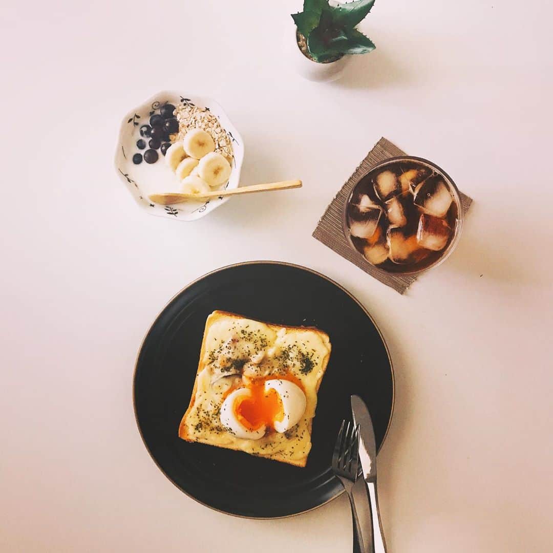 森由月さんのインスタグラム写真 - (森由月Instagram)「・ 今日の朝ごはん。 *半熟ゆで卵+グラタントースト *ヨーグルト+バナナ+デラウェア+オートミール *アイスアールグレイ ・ 半熟卵さえあればあとはどうとでもなる…！ 茹ですぎたり茹でなさすぎて剥こうとしたら割れたりの失敗を繰り返し、 最近やっと、ほぼ100%の確率で最高の半熟ゆで卵が作れるようになりました🥚✨ ＊ ＊ ＊ #おうちごはん #朝ごぱん #朝食 #モーニング #おうちモーニング #トースト #トーストアレンジ #食パンアレンジ #アイスティー #おうちカフェ #クッキングラム #丁寧な暮らし #フーディーテーブル #あさごはん記録 #食パン好きな人と繋がりたい #トーストレシピ #フォロー歓迎 #グラタントースト #半熟たまご #半熟ゆで卵  #morning #breakfast #toast #icedtea #foodstagram #tasty #yummy #instafood #foodie #flatlayout」8月3日 16時49分 - mori_yutsuki