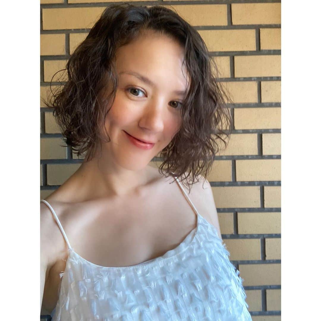 千葉アリサのインスタグラム：「長かった梅雨が明けて、恋しかった 太陽と夏が来ましたね🌞💙  久々が過ぎて　伸びきった髪を　@glamsken さんに　　さっぱり綺麗にしてもらいました💇‍♀️  クセ毛生かしのショートボブ✨  なんなん　この風通しの良さ、むっちゃ楽！ （襟足がでてるの、自分を僕と呼んでた3歳以来とちゃうか！？w）  軽くなって　いい風にでたクセがさらに自由になって丁度いいという発見。めっちゃ気に入ってます❣️  節目節目でお世話になってるサロン　@glams__official   なかなか気軽には会えなかったり　行けなかったりするご時世で　一つ一つの思い出も貴重に感じる最近ですが、どんな時も　笑顔に。嬉しくさせてもらえる人や場の大切さに感謝ひとしおです🙏ありがとう❤️  暑くなりますが、みなさまも引き続き　心身ご自愛くださいね。  #hellosummer  #newhairstyle  #bob #goodday」