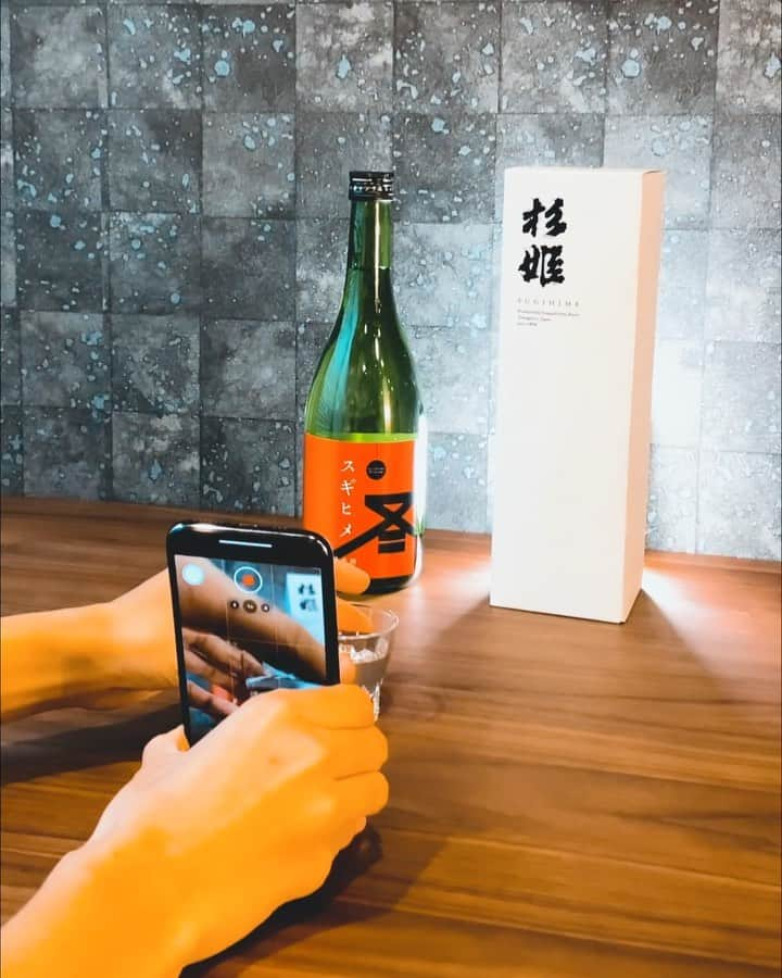 ぞのさんっのインスタグラム：「・ ・ 日本酒🍶 × カメラワーク ・ 山口県のお酒を かっこよく撮ってみました！😁 ・ 山城屋酒造: @yamashiroya_s  ・ ・ Sake🍶 x iPhone 📱  ・ ・ Have you ever had sake? ^ ^  I recommend drinking with sashimi 😁 ・ ・ #videotips #filmmakers #creative #creativevideo #sake #japanesesake  ・ #動画 #動画編集 #動画制作 #動画撮影 #映像 #カメラワーク#自然が好き #動画作り#snsマーケティング #web広告 #web動画 #山口県 #日本酒 #お酒#山城屋酒造 #日本酒で乾杯」