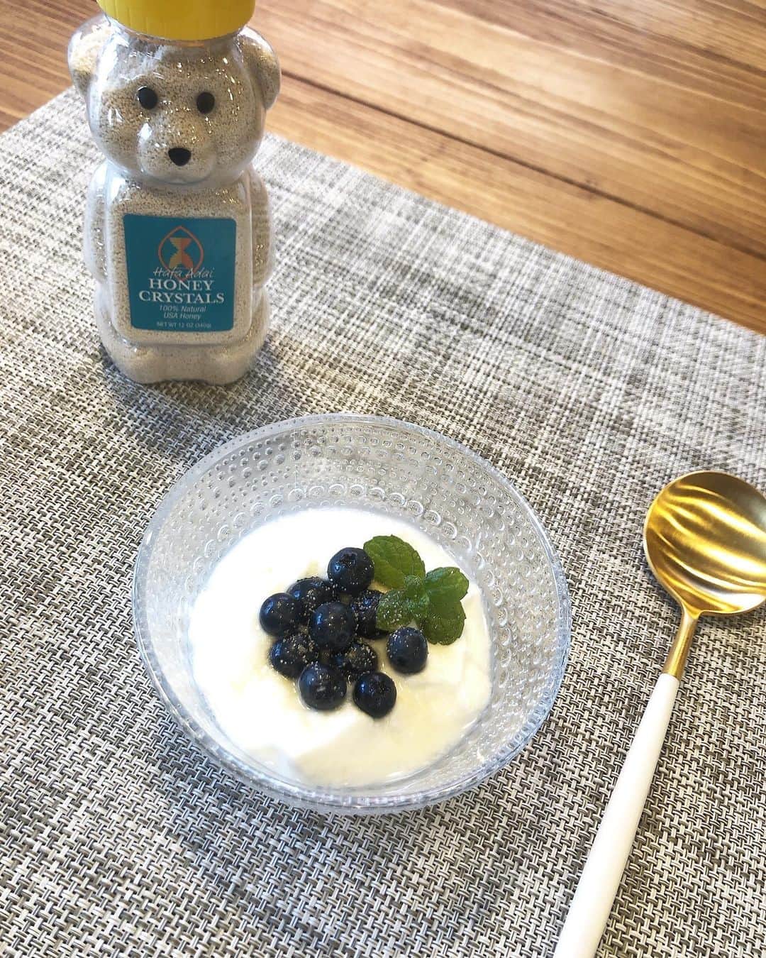 のインスタグラム：「◡̈♥︎﻿ 本日8/3(月)は#はちみつの日 なんだそうです🍯﻿ ﻿ ようやく食べ頃になった#ブルーベリー をヨーグルトに入れて、パウダー状のはちみつを振りかけました🤤」