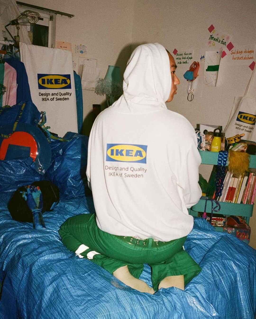 IKEA JAPANさんのインスタグラム写真 - (IKEA JAPANInstagram)「クエイティブディレクター・アーティスト・スタイリストである清水文太さん（@bunta.r ）。彼によって彩られた彼のスタイル溢れる家を背景に、EFTERTRÄDA/エフテルトレーダ コレクションを着こなしてもらいました。﻿ ﻿ コレクションのルックブックはプロフィールのリンクからご覧になれます。﻿ ﻿ #IKEA #ikeajapan #イケア #EFTERTRÄDA #エフテルトレーダ」8月3日 17時00分 - ikeajapan