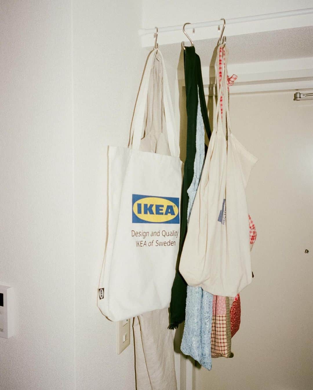 IKEA JAPANさんのインスタグラム写真 - (IKEA JAPANInstagram)「ミュージシャンの塩塚モエカさん（@hiz_s ）の家で、EFTERTRÄDA/エフテルトレーダ コレクションを着て、ラグに寝転がったり、バスタブでくつろぐ様子をご覧ください。﻿ ﻿ コレクションのルックブックはプロフィールのリンクからご覧になれます。﻿ ﻿ #IKEA #ikeajapan #イケア #EFTERTRÄDA #エフテルトレーダ」8月3日 17時03分 - ikeajapan