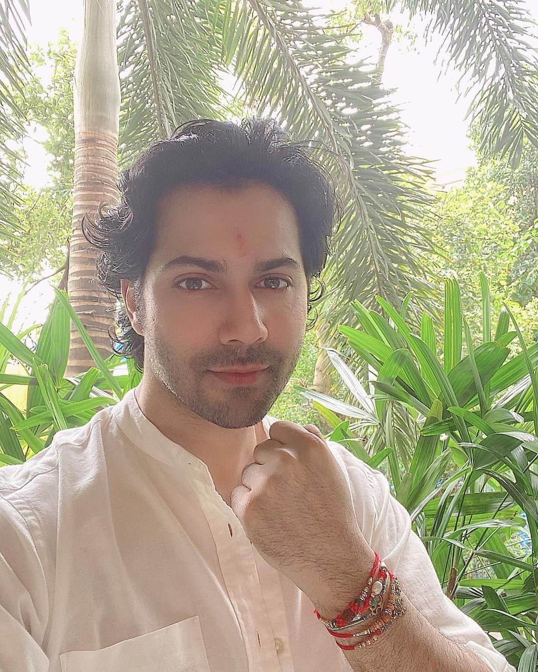 Varun Dhawanさんのインスタグラム写真 - (Varun DhawanInstagram)「#happyrakshabandhan  Feels really odd not being able to see all my sisters this year but to love them and protect them means not seeing them.....so be it ❤️ Miss my sisters」8月3日 17時03分 - varundvn