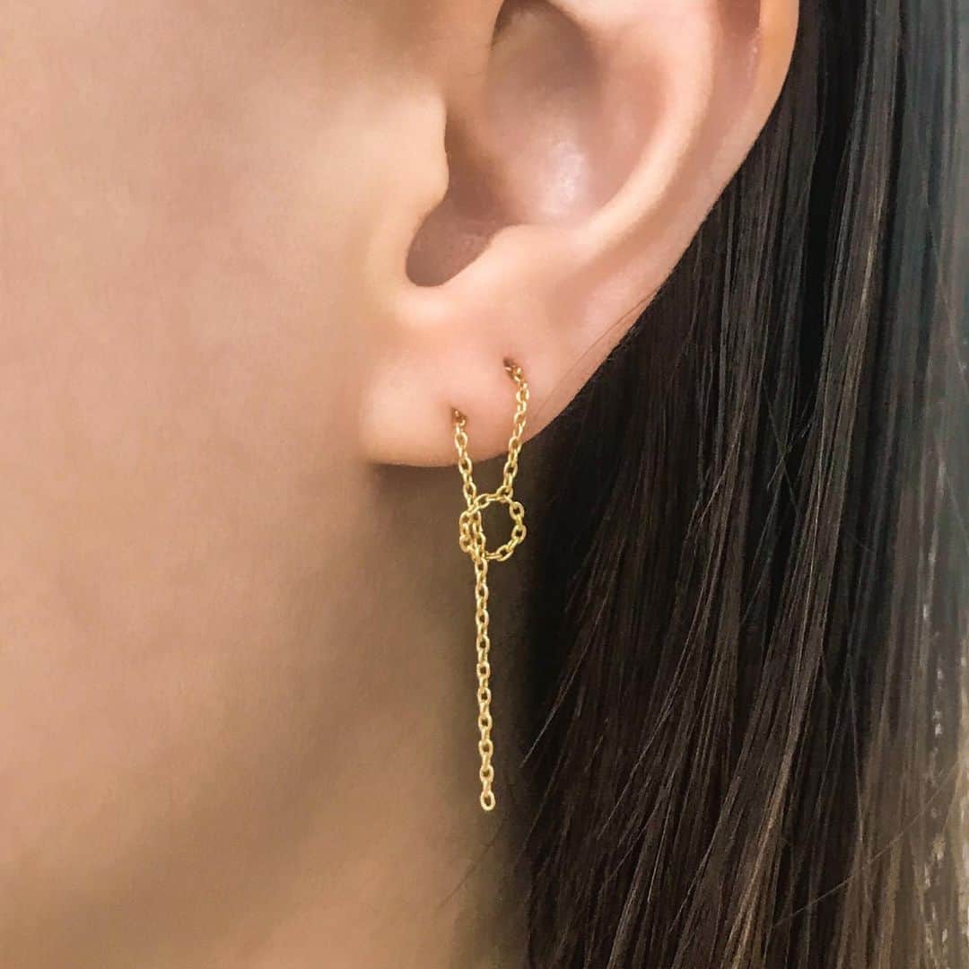 SHIHARAさんのインスタグラム写真 - (SHIHARAInstagram)「One way to style your #ShiharaChain earrings.  #shihara #earring #chainearrings #yellowgold #18kgold」8月3日 17時04分 - shihara
