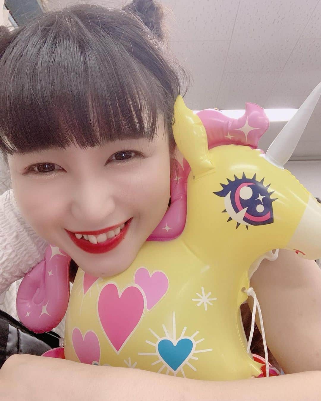 のインスタグラム：「👹ユニコーン🦄👹 ユニコーンは いろんな意味をもってる動物✨  一番は癒しかな。 トイ子は癒されました。 この子はナオコ。よろしくね！  #ユニコーン #占い #風水 #可愛い #love #黒髪」