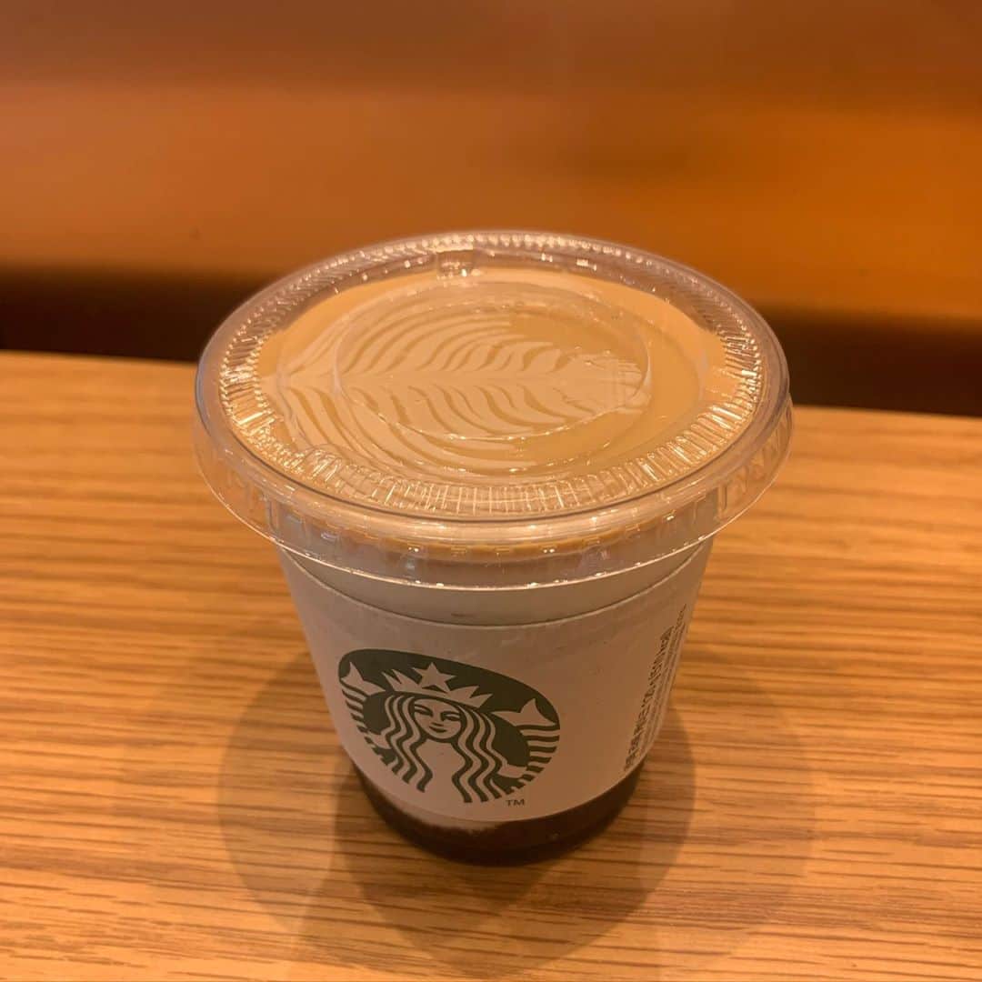 ミンヒ さんのインスタグラム写真 - (ミンヒ Instagram)「헉 미니미하다😍 스타벅스 #카페라떼케이크 ☕️ 요고 케이크래요🙌🏻 귀여워ㅠㅠ」8月3日 17時17分 - juminhee