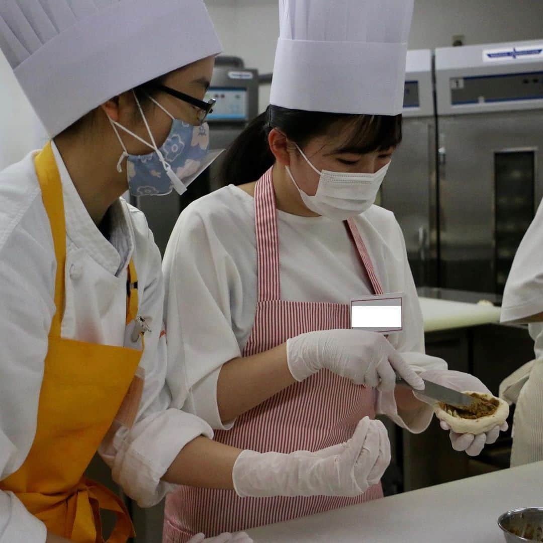 神戸製菓専門学校（公式）さんのインスタグラム写真 - (神戸製菓専門学校（公式）Instagram)「🌈8/2オープンキャンパス🌈 日曜日のオープンキャンパスはパン実習❗️バタール🥖＆チーズカレーパンを作っていただきました😆✨  参加していただいた皆さま、暑い中☀️お越しいただきありがとうございました‼️  製パン本科（昼1年制）では、後期になるとバタールのようなハード系のパンを毎日作っていきます💪  カレーパンの包あんも難しい作業でしたが、先生や学生スタッフに包あんしやすい手✋の形や肘の使い方💡など教えてもらって綺麗に具を包んでいました👏👀  次回のパン実習のオープンキャンパスは・・・ ⭐️8/22（土）【高校1・2年生限定】ベーコンエピ 独特な形のベーコンエピ❗️どのように作られているのかが分かりますよ😉  コロナウィルス感染症対策をしっかり行って開催しておりますので、ぜひ公式ホームページからチェックしてください😃  #神戸製菓　#神戸製菓専門学校　#神戸製菓専門学校oc #オープンキャンパス　#製菓専門学校　#専門学校　#ブーランジェ #パン作り 　#パン作り好きな人と繋がりたい #パン屋さん巡り #おうち時間　#おうちカフェ　#製菓本科 #製パン本科 #お菓子専科 #カフェ　#神戸　#三ノ宮　#pattistagram2020」8月3日 17時13分 - kobeseika_info