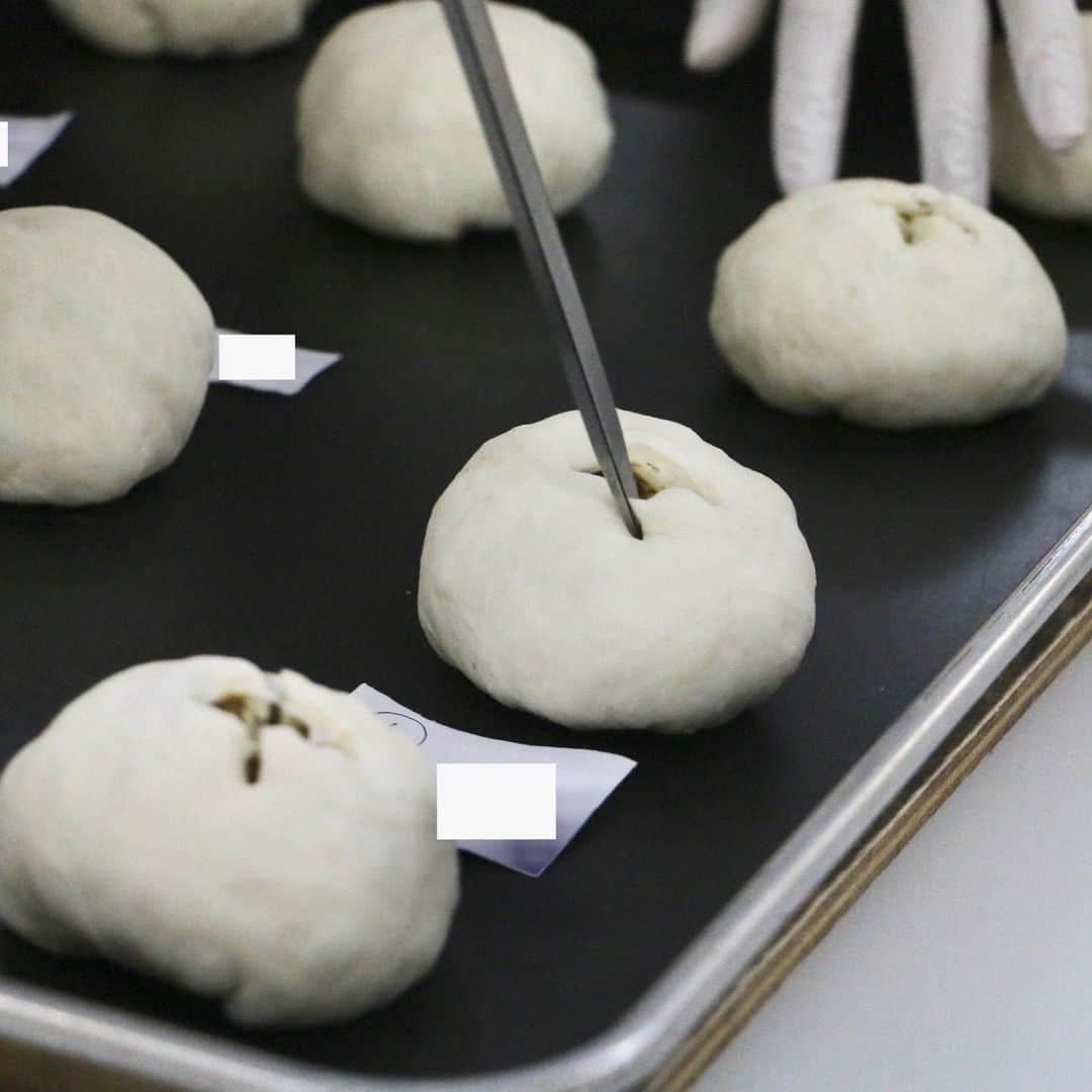 神戸製菓専門学校（公式）さんのインスタグラム写真 - (神戸製菓専門学校（公式）Instagram)「🌈8/2オープンキャンパス🌈 日曜日のオープンキャンパスはパン実習❗️バタール🥖＆チーズカレーパンを作っていただきました😆✨  参加していただいた皆さま、暑い中☀️お越しいただきありがとうございました‼️  製パン本科（昼1年制）では、後期になるとバタールのようなハード系のパンを毎日作っていきます💪  カレーパンの包あんも難しい作業でしたが、先生や学生スタッフに包あんしやすい手✋の形や肘の使い方💡など教えてもらって綺麗に具を包んでいました👏👀  次回のパン実習のオープンキャンパスは・・・ ⭐️8/22（土）【高校1・2年生限定】ベーコンエピ 独特な形のベーコンエピ❗️どのように作られているのかが分かりますよ😉  コロナウィルス感染症対策をしっかり行って開催しておりますので、ぜひ公式ホームページからチェックしてください😃  #神戸製菓　#神戸製菓専門学校　#神戸製菓専門学校oc #オープンキャンパス　#製菓専門学校　#専門学校　#ブーランジェ #パン作り 　#パン作り好きな人と繋がりたい #パン屋さん巡り #おうち時間　#おうちカフェ　#製菓本科 #製パン本科 #お菓子専科 #カフェ　#神戸　#三ノ宮　#pattistagram2020」8月3日 17時13分 - kobeseika_info
