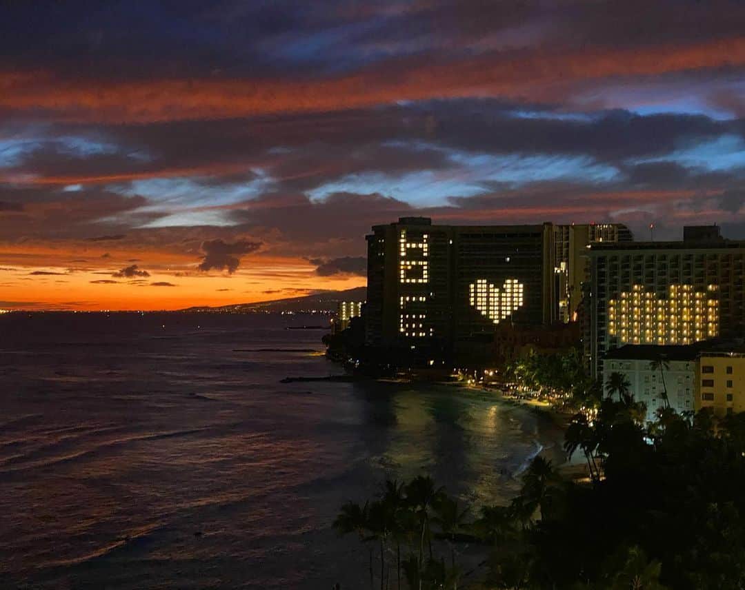 マキ・コニクソンさんのインスタグラム写真 - (マキ・コニクソンInstagram)「Good Night from Hawaii..🌙 一日も早く皆んながハワイに戻って来れます様に.... その日までお互いStay Safe and HealthyでAlohaの心を持って頑張りましょう！ また会える日を楽しみにしています！🙏🏻 #エアハワイ🌺  #リアルハワイ #Stay Aloha ❤️」8月3日 17時18分 - makikonikson