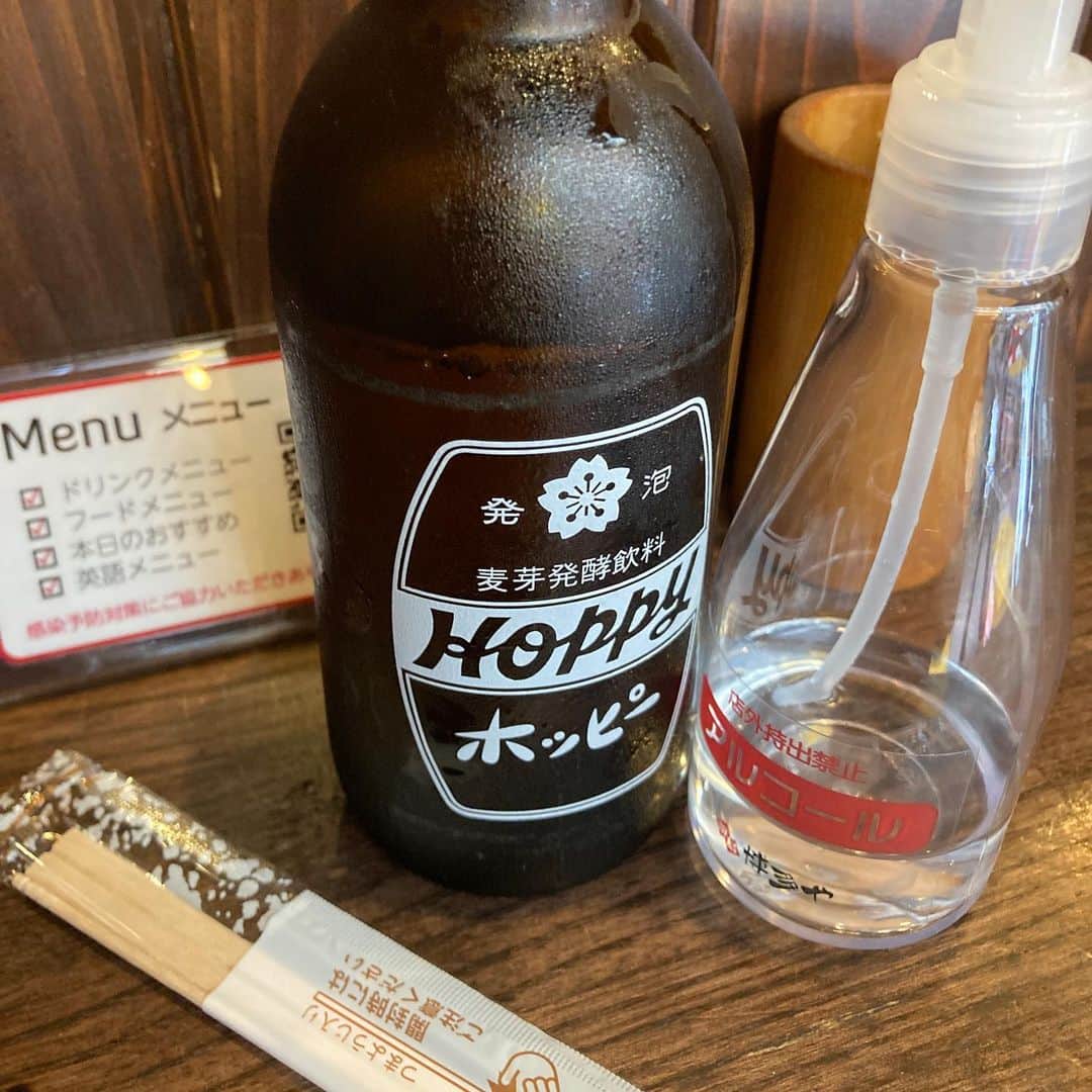佐藤竜雄のインスタグラム：「今日から博多や、従来のアルコール消毒に加えて入店時検温あり、メニューはQRコード、箸も割り箸に。 #カウンターすっきり #テーブルもすっきり #コロナに負けるな #博多や #高円寺」