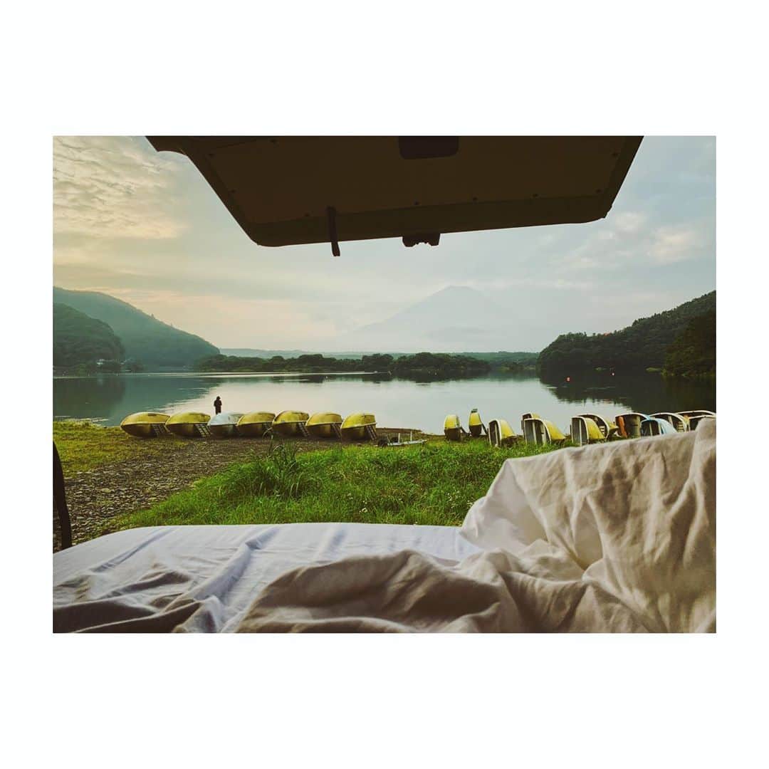 中井ノエミのインスタグラム：「🗻🏔🌿 room with a view 🌿🏔🗻 . . . #mountainporn #mountfuji #camping #wanderlust #getaway #drive #lake #view #mountains #mountainlovers #fujisan #vanlife #earlybird #sunrise #travel #travelling #japan #kayak #solotravel」
