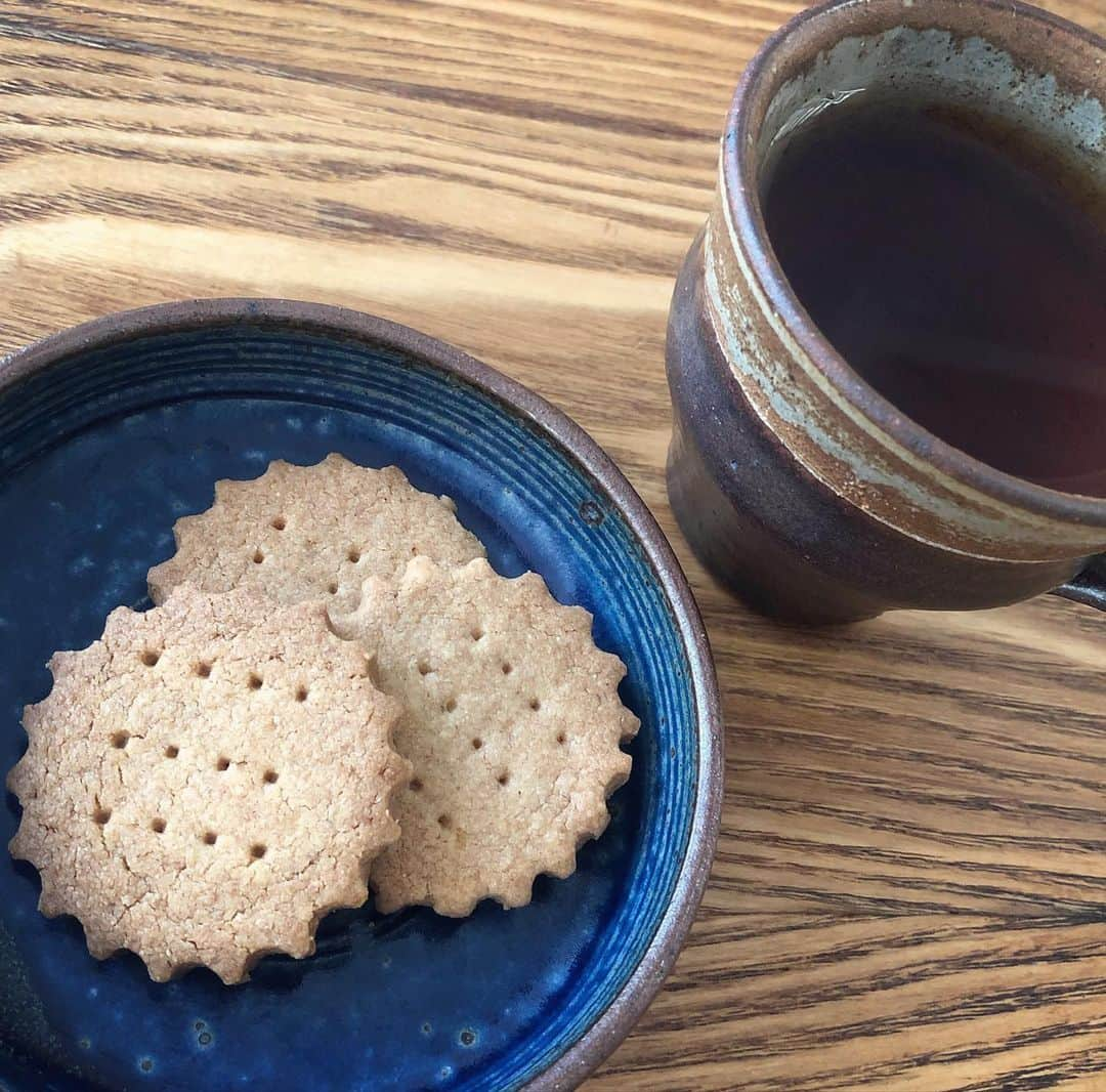 純名里沙さんのインスタグラム写真 - (純名里沙Instagram)「小腹がすきまして。。😆 全粒粉と三温糖とバターでクッキーを焼きましたら、美味しくてびっくり❣️ ・ 近所のお菓子屋さんはいつも人気で買えなくて、、クッキー食べたいなぁと指をくわえてましたので（笑）嬉しい発見😆しかも、簡単！ ・ まだまだステイホームが続きそうですし、コレはハマりそう。まだ焼いてない生地にはクルミを細かく混ぜて冷蔵庫に寝かしてるので、スコーンにしようかな♪(´ε｀ ) ・ #クッキー #焼いちゃいました #うんまい😋  #全粒粉クッキー  #サクサク #卵なし #まんぞくまんぞく #伊藤英明さんの器」8月3日 17時20分 - risajunna3158