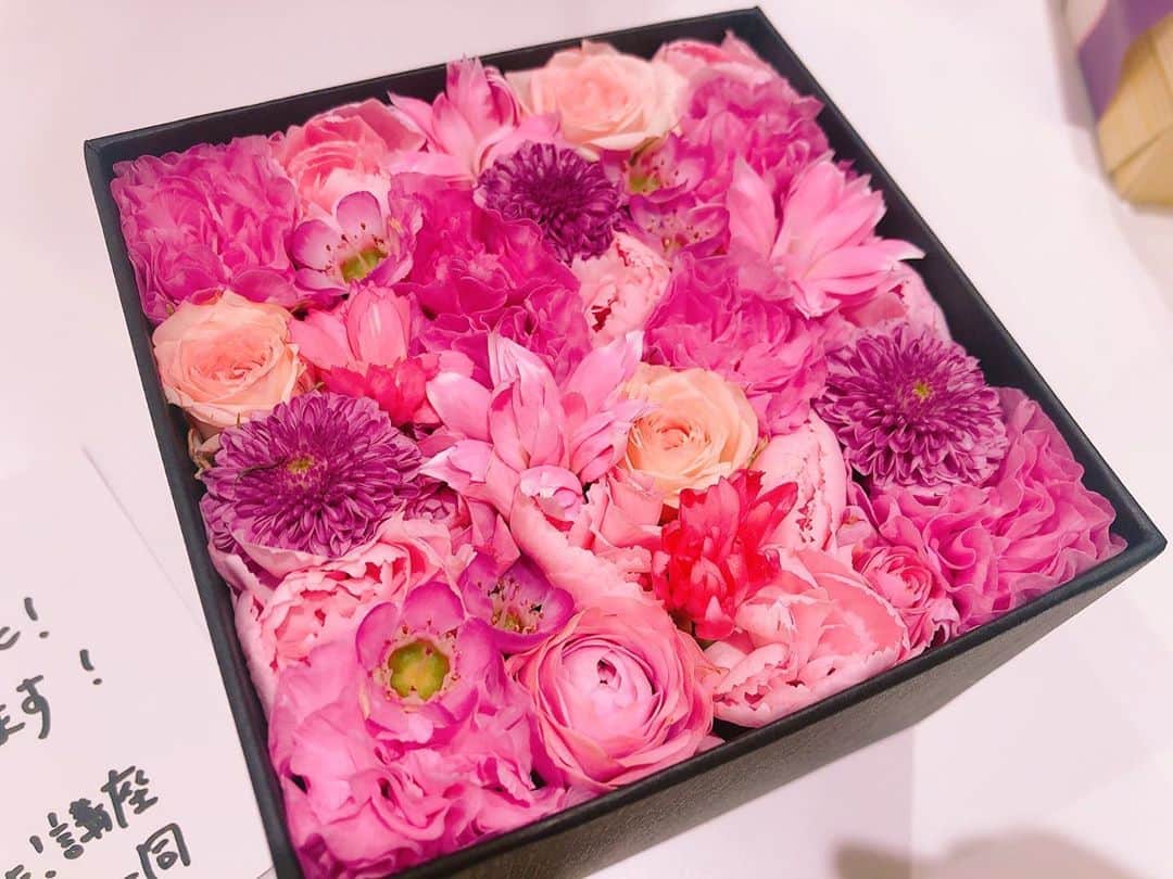のインスタグラム：「スタジオ収録の時に﻿ 楽屋入ったら﻿ 素敵なフラワーボックスが🥺❣️💐﻿ 「林修の今でしょ！講座」の﻿ スタッフさんからでした😭🌸﻿ メッセージまでお優しい😢💕﻿ ありがとうございます！！﻿ ﻿ お花と写真をマネージャーさんに﻿ 撮ってもらったら﻿ しっかり遊ばれてる！！！😂笑﻿ 花メイン！！変な顔ショット！！！﻿ いや花メインは正しいか！！！🤩﻿ ﻿ ﻿ 花は笑顔を生み心を癒してくれます。🥰﻿ 今日からお仕事の方、﻿ 暑い日が続きますが頑張りましょうね🌺🏄‍♀️﻿ ﻿ #花#癒し#変な顔#花に助けられる﻿ #ありがとう花#おしゃれな箱に入ってる﻿ #おしゃれな店のお花ですよね？﻿ #教えて詳しい方#よく変な写真撮れる﻿ #テレビ朝日#空腹睡眠ダイエット﻿ #アナウンサー#仕事#楽しい#感謝﻿ #nicolaibergmann #summer2020」
